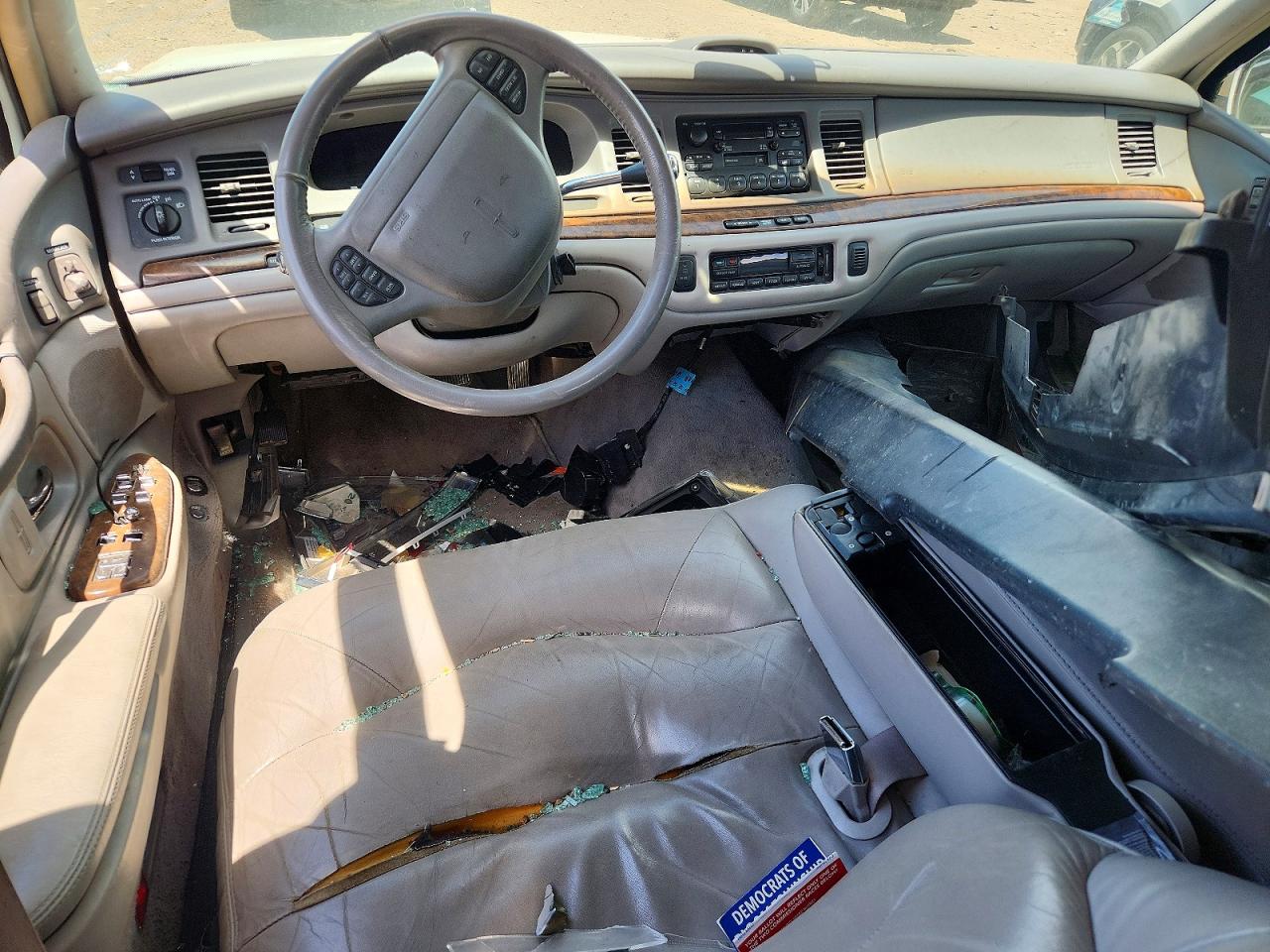 1997 Lincoln Town Car Signature/touring White vin: 1LNLM82W1VY633645