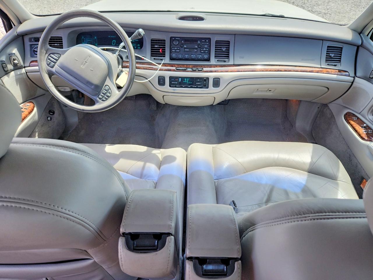 1997 Lincoln Town Car Signature Silver vin: 1LNLM82W1VY742557