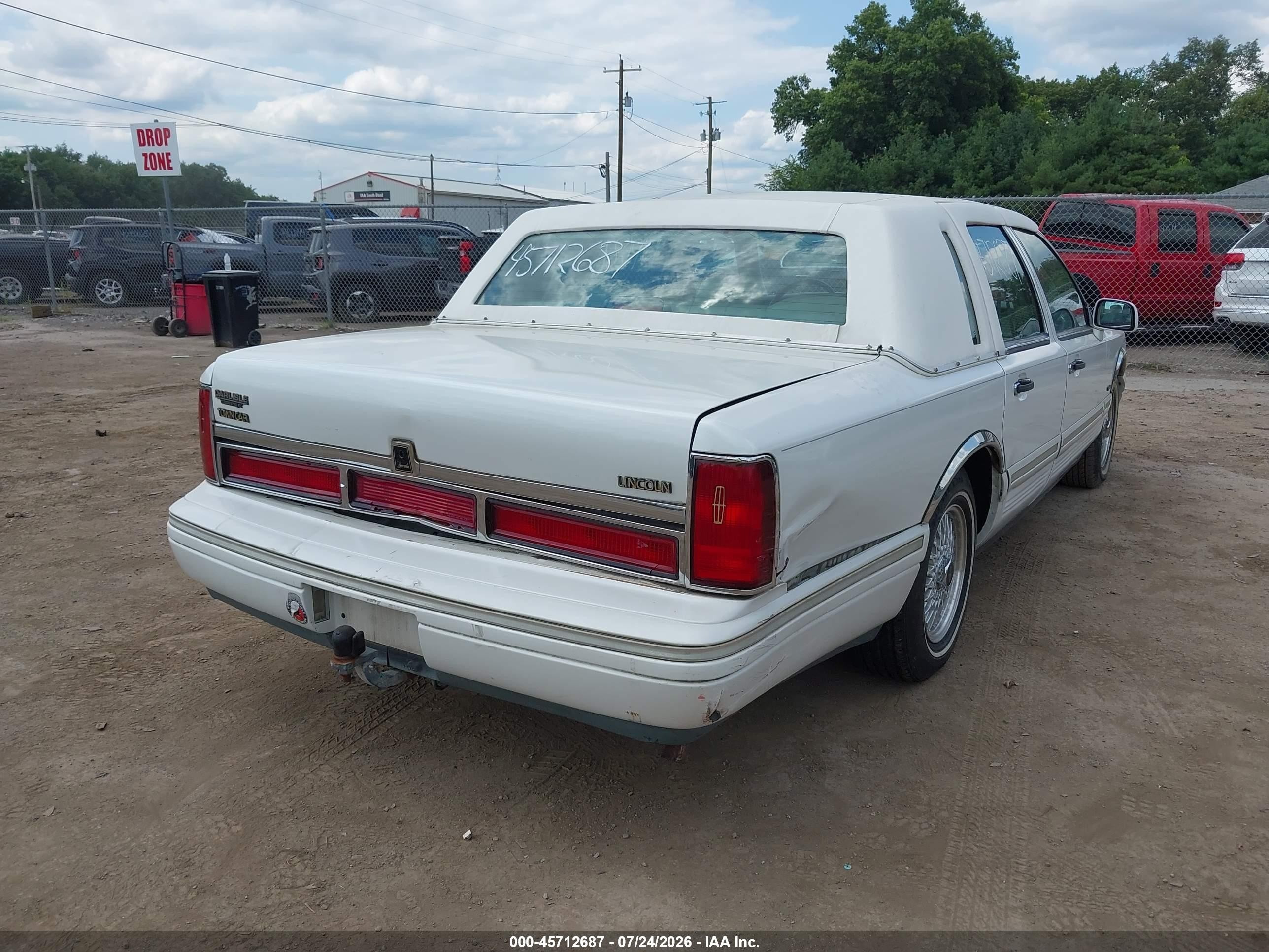 1997 Lincoln Town Car Signature White vin: 1LNLM82W2VY601562