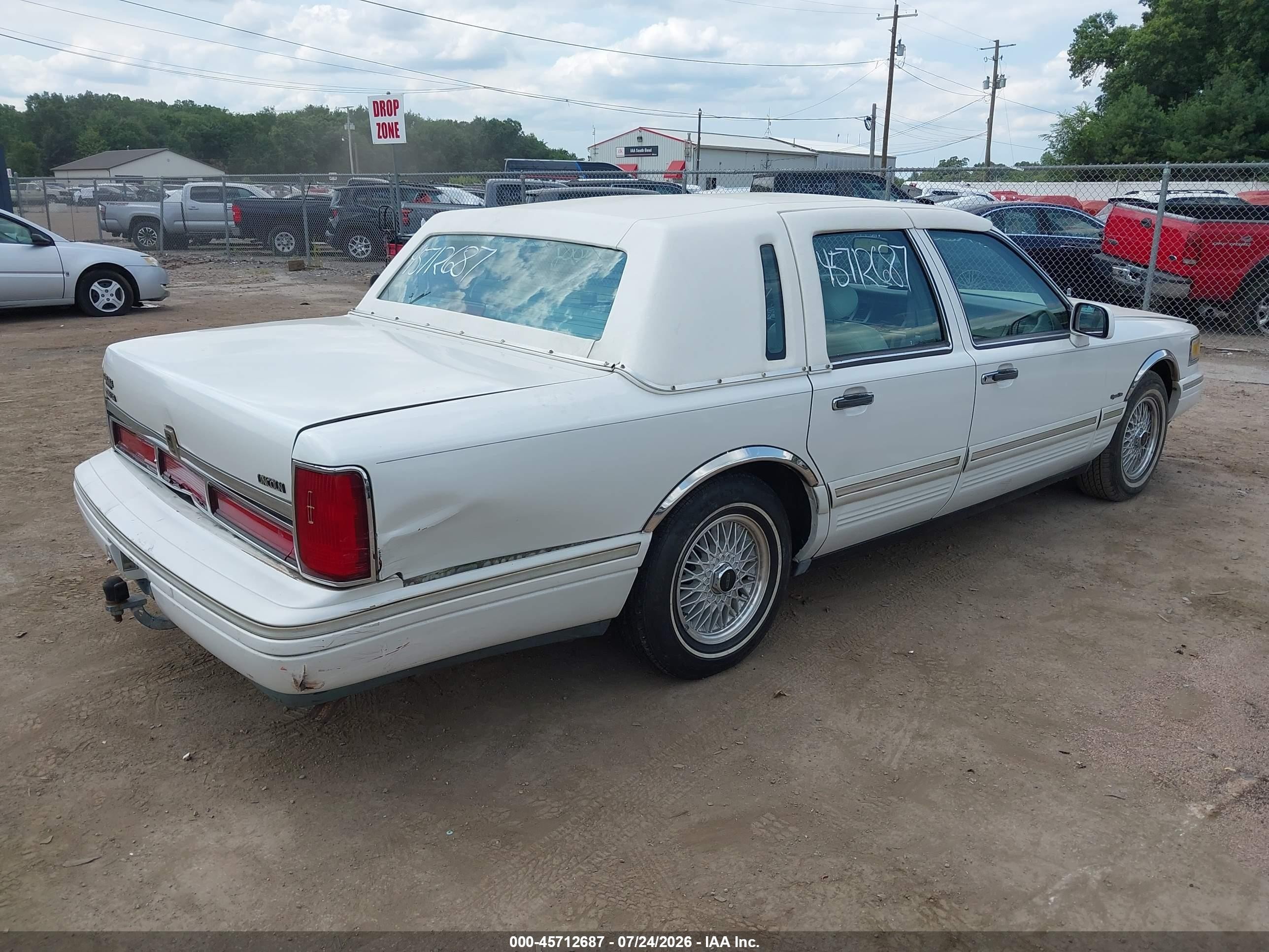 1997 Lincoln Town Car Signature White vin: 1LNLM82W2VY601562