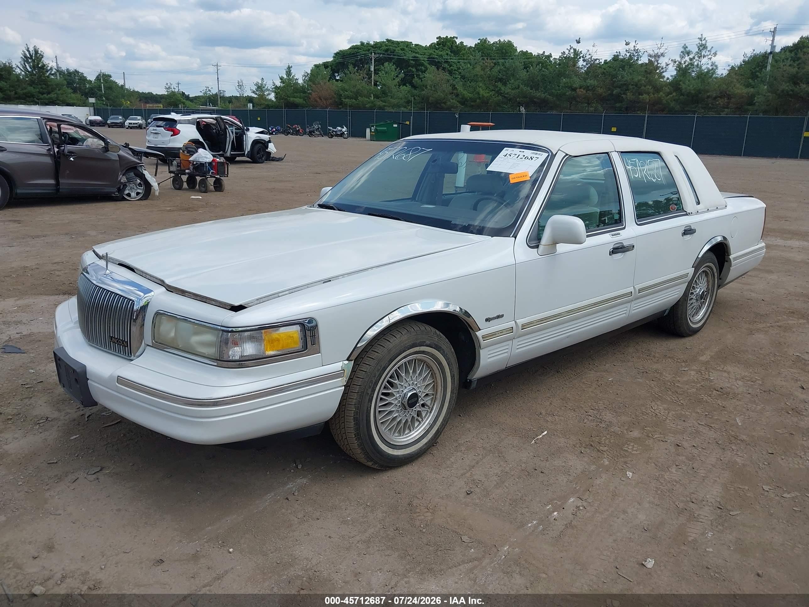 1997 Lincoln Town Car Signature White vin: 1LNLM82W2VY601562