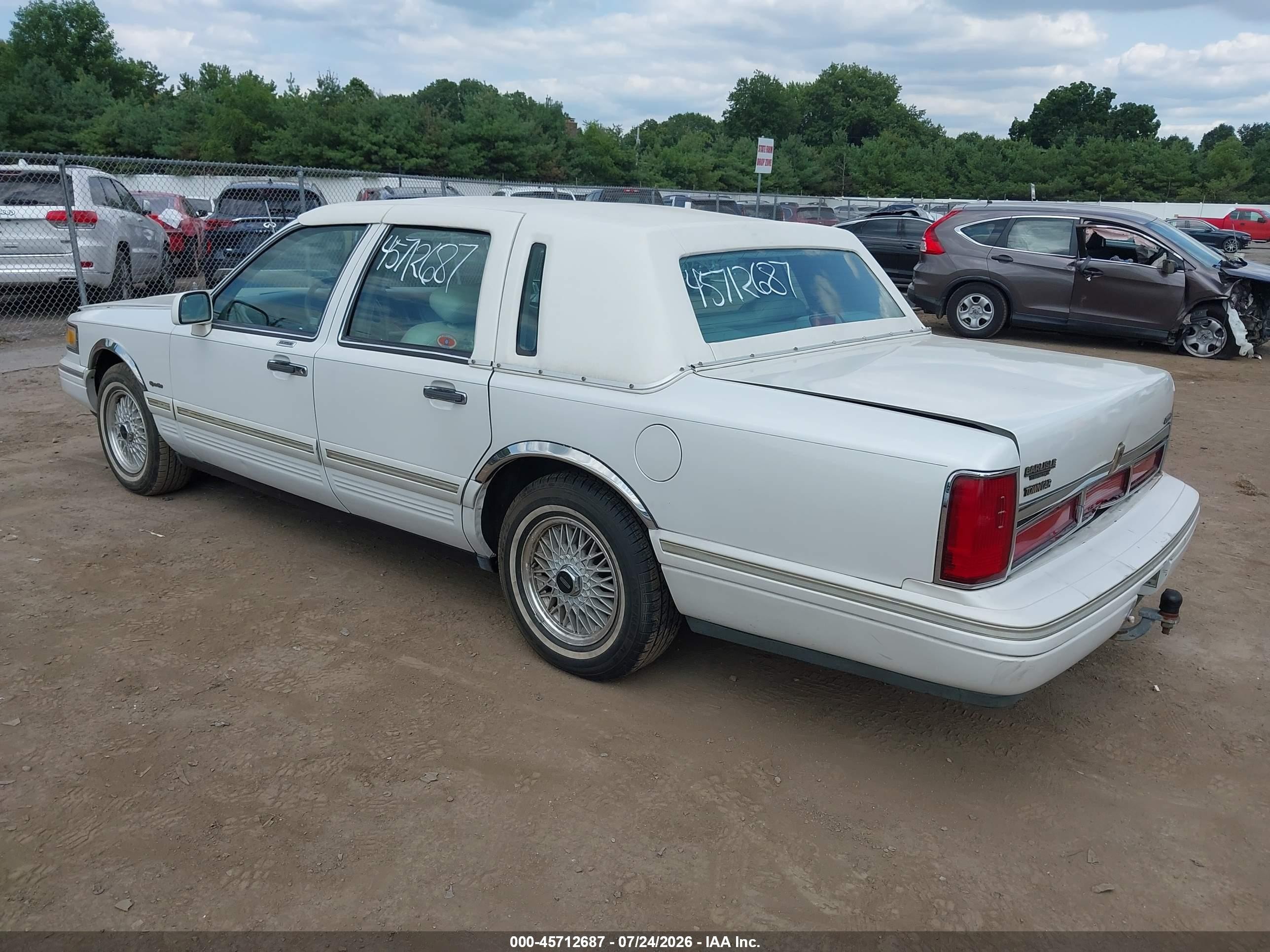 1997 Lincoln Town Car Signature White vin: 1LNLM82W2VY601562