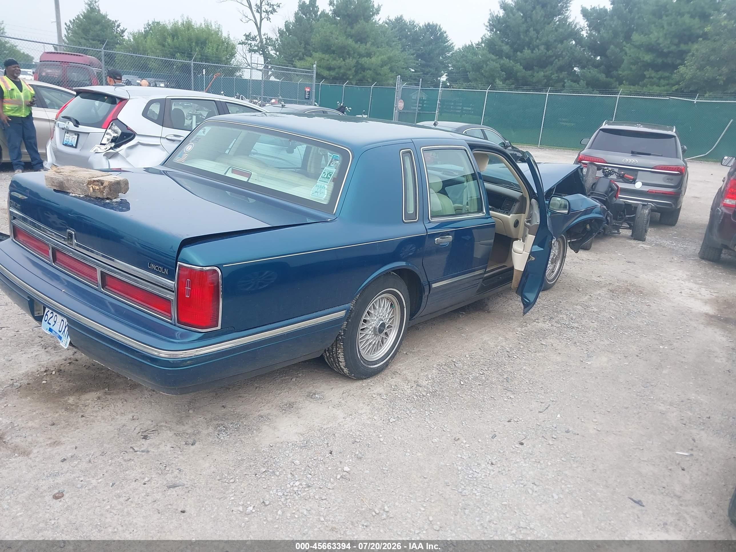 1997 Lincoln Town Car Signature Blue vin: 1LNLM82W2VY671949