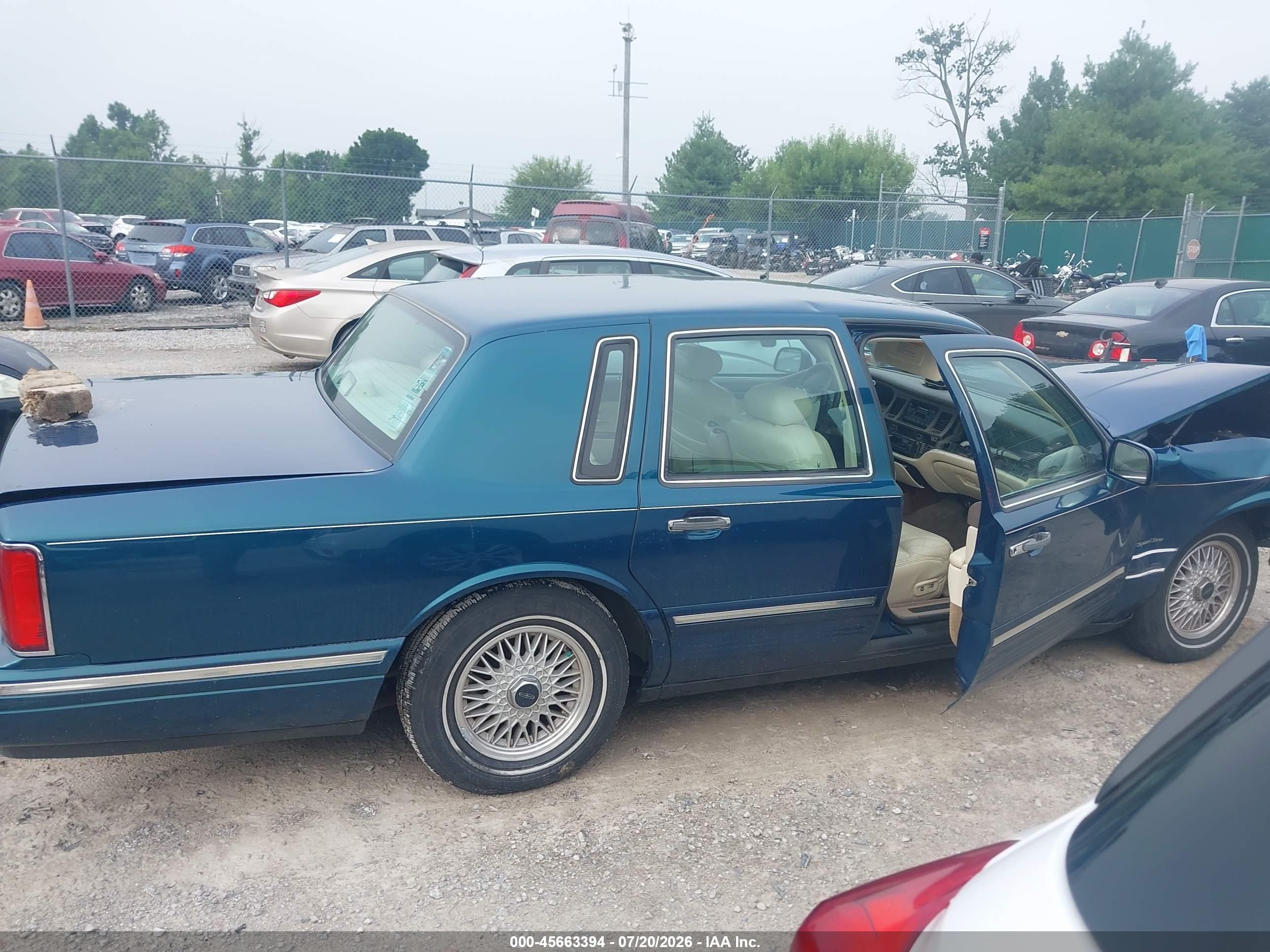 1997 Lincoln Town Car Signature Blue vin: 1LNLM82W2VY671949