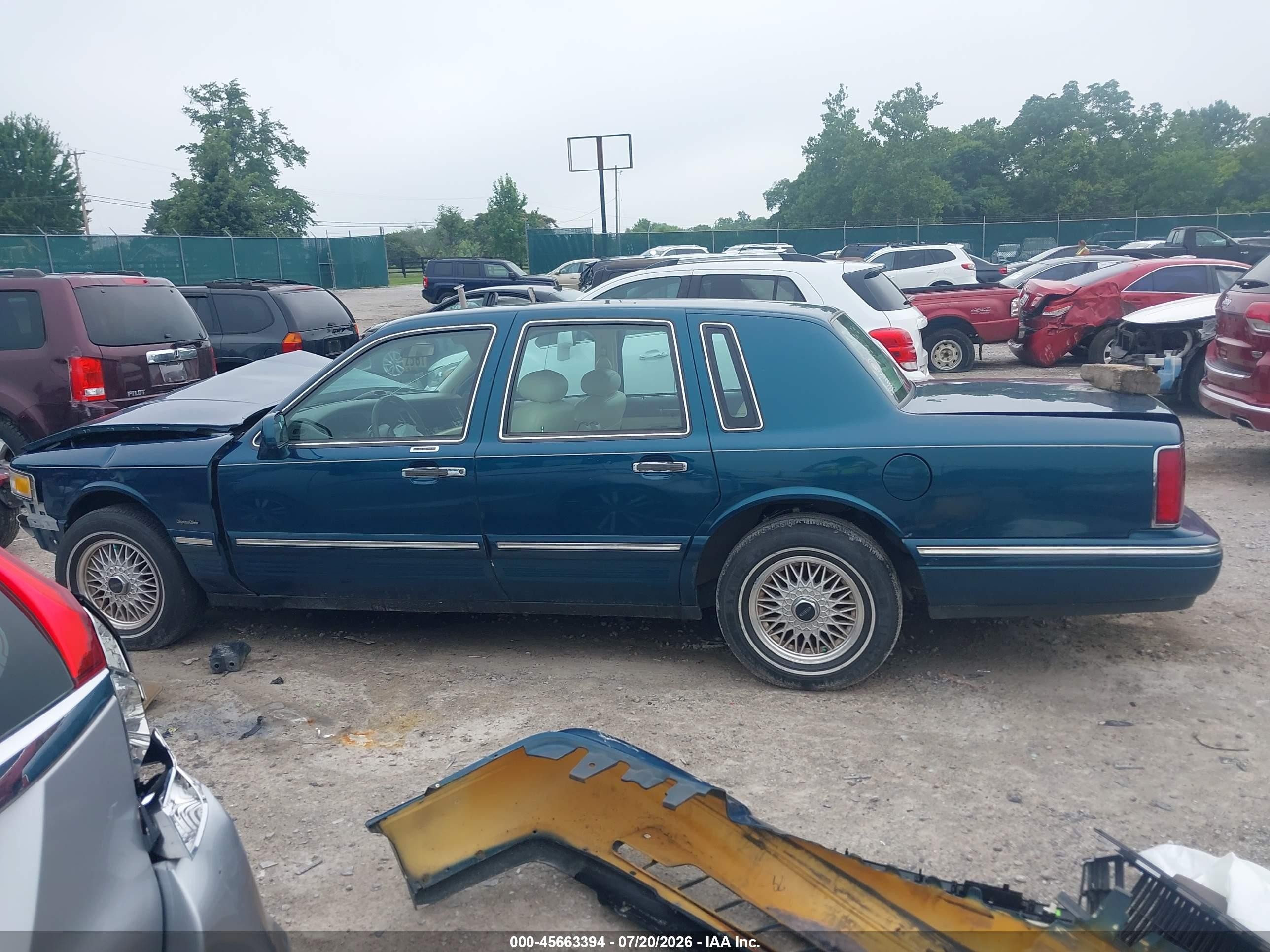 1997 Lincoln Town Car Signature Blue vin: 1LNLM82W2VY671949