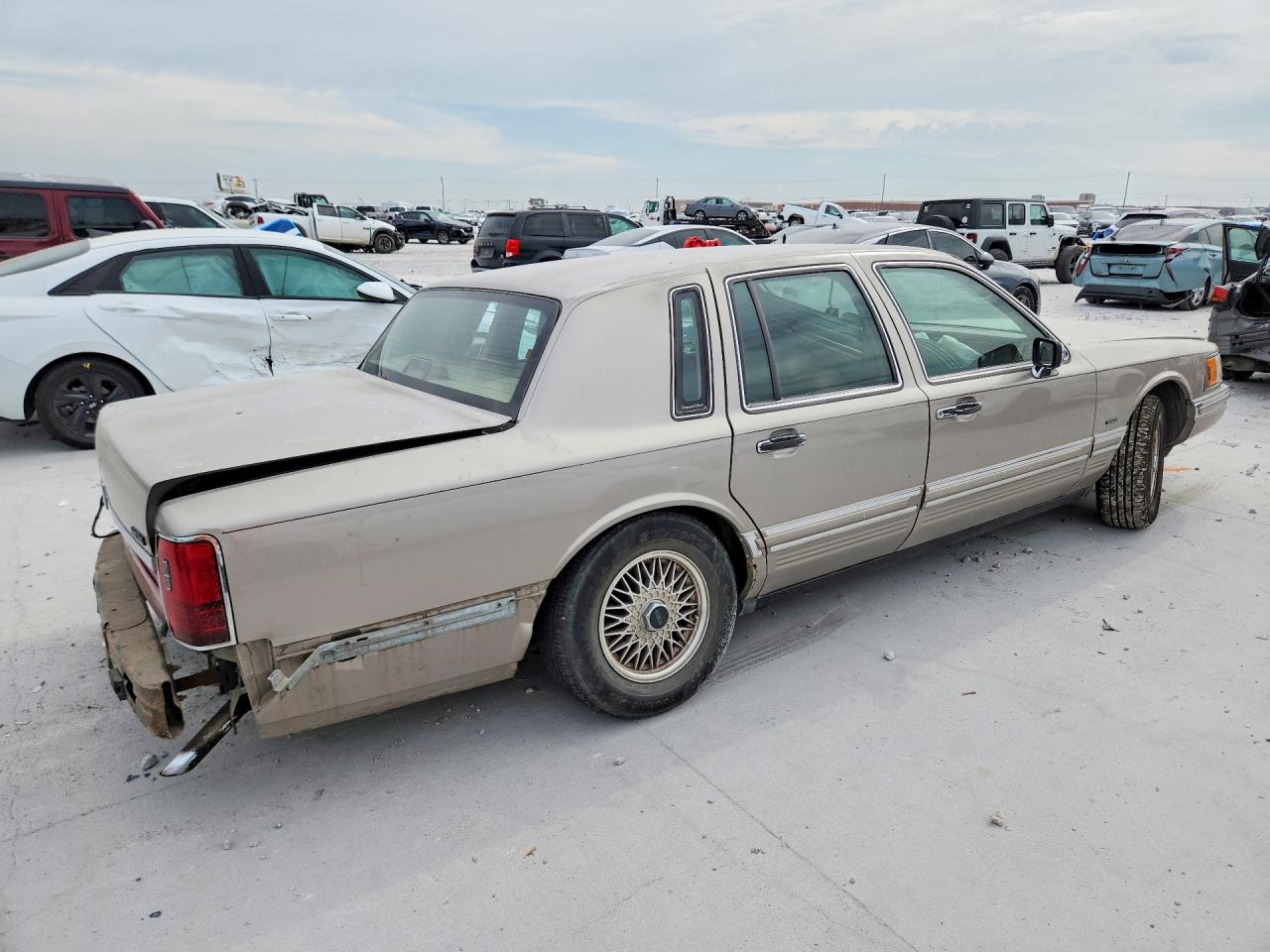 1994 Lincoln Town Car Signature Желто-коричневый vin: 1LNLM82W3RY647410