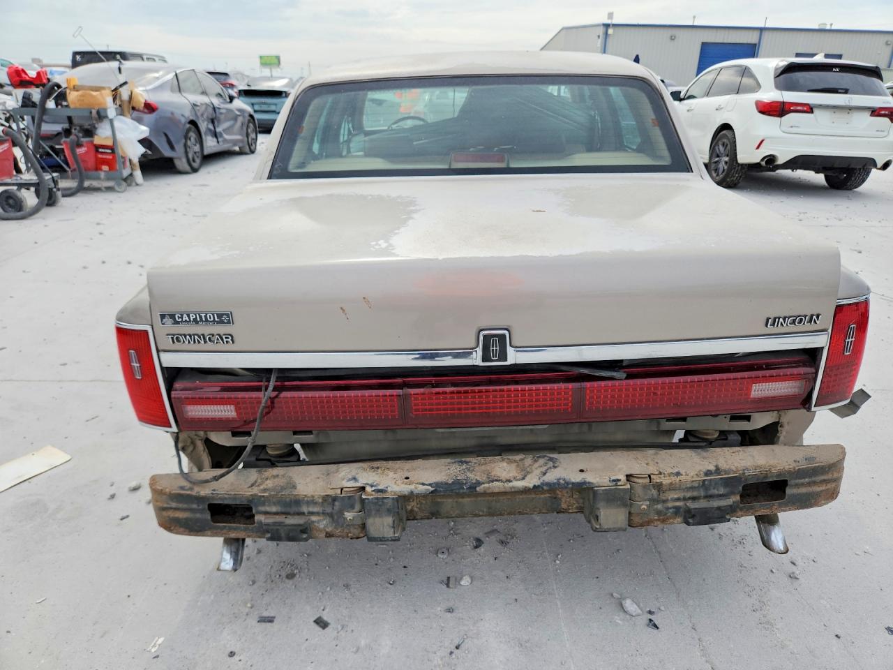 1994 Lincoln Town Car Signature Желто-коричневый vin: 1LNLM82W3RY647410