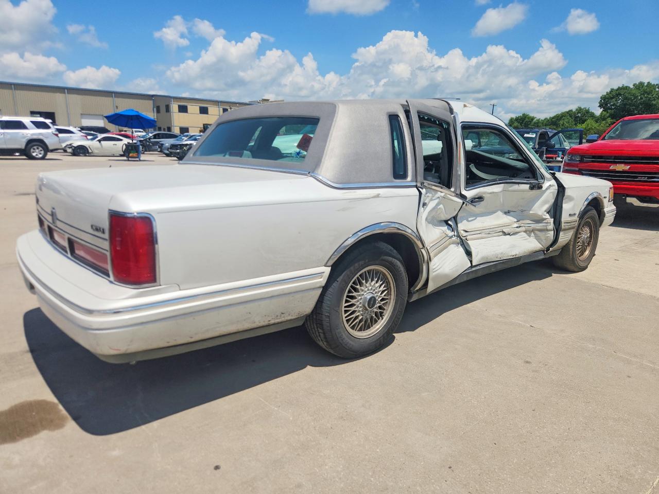 1997 Lincoln Town Car Signature White vin: 1LNLM82W3VY617608