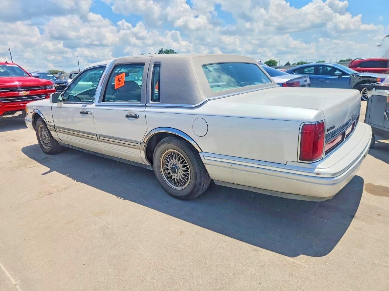 1997 Lincoln Town Car Signature White vin: 1LNLM82W3VY617608