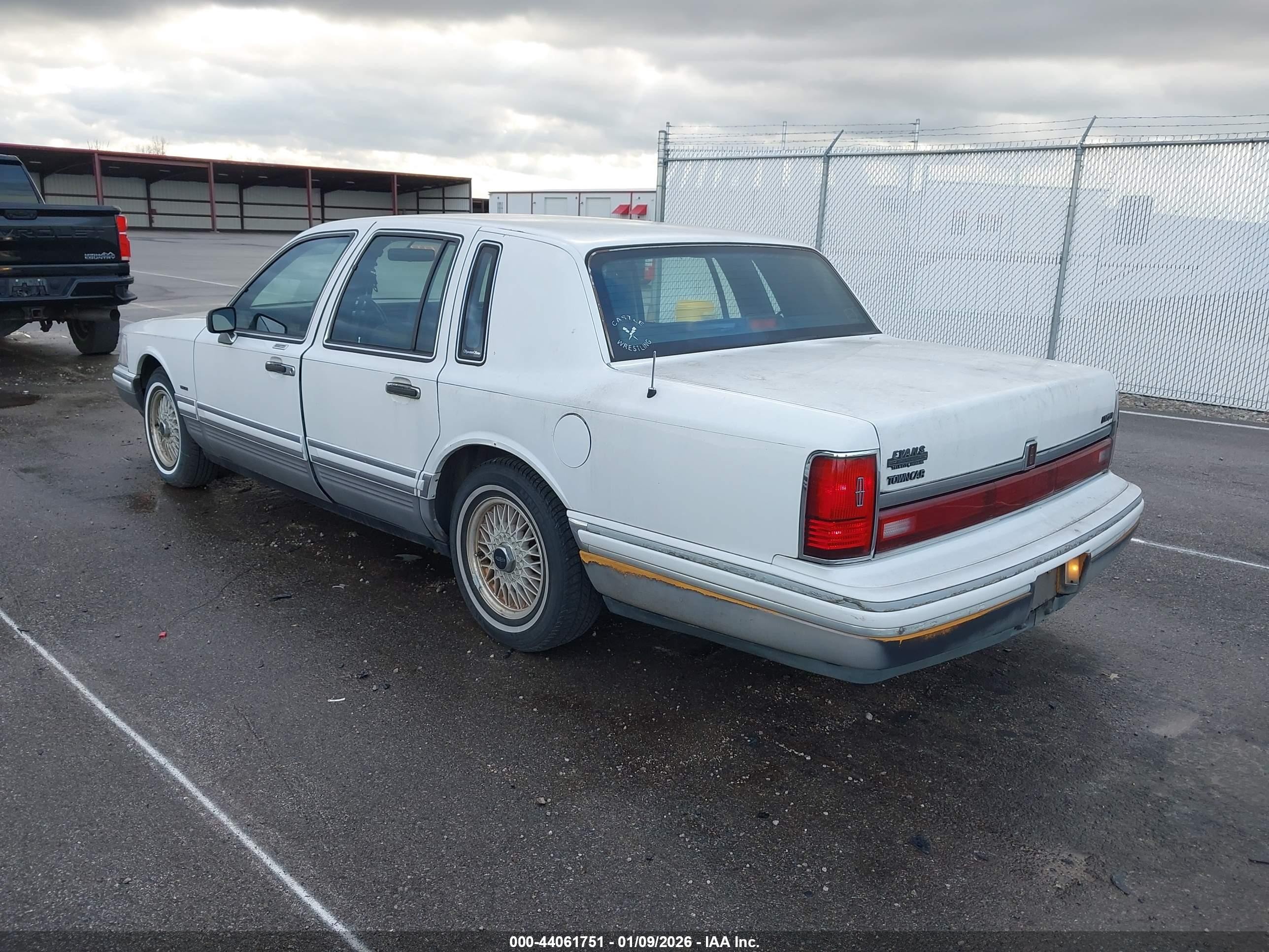 1992 Lincoln Town Car Signature White vin: 1LNLM82W4NY715725