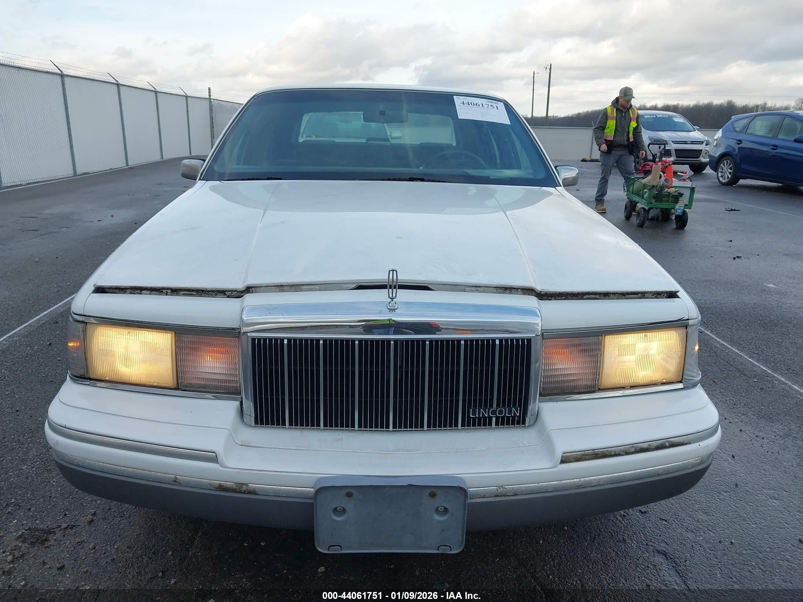 1992 Lincoln Town Car Signature White vin: 1LNLM82W4NY715725
