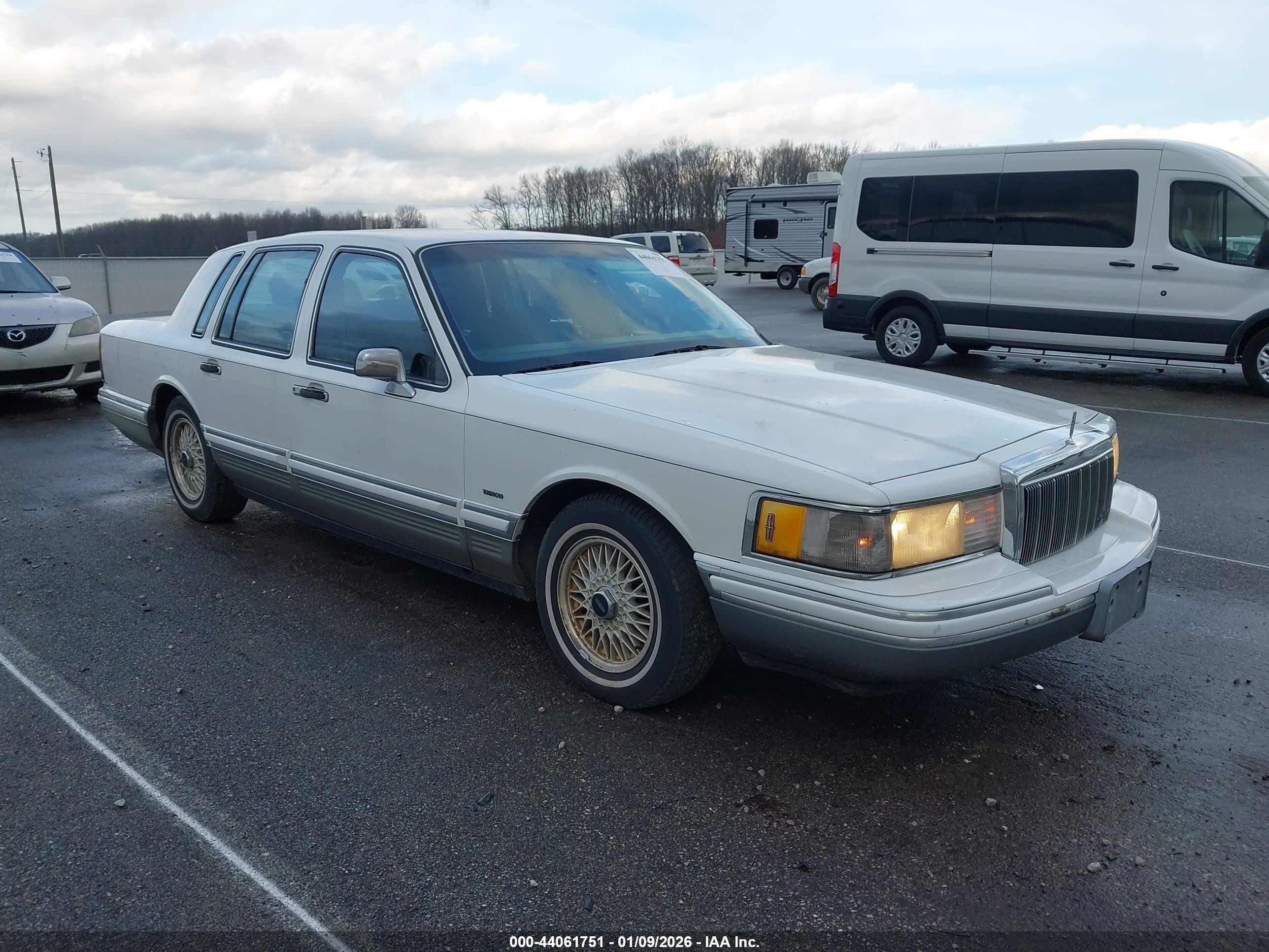 1992 Lincoln Town Car Signature White vin: 1LNLM82W4NY715725