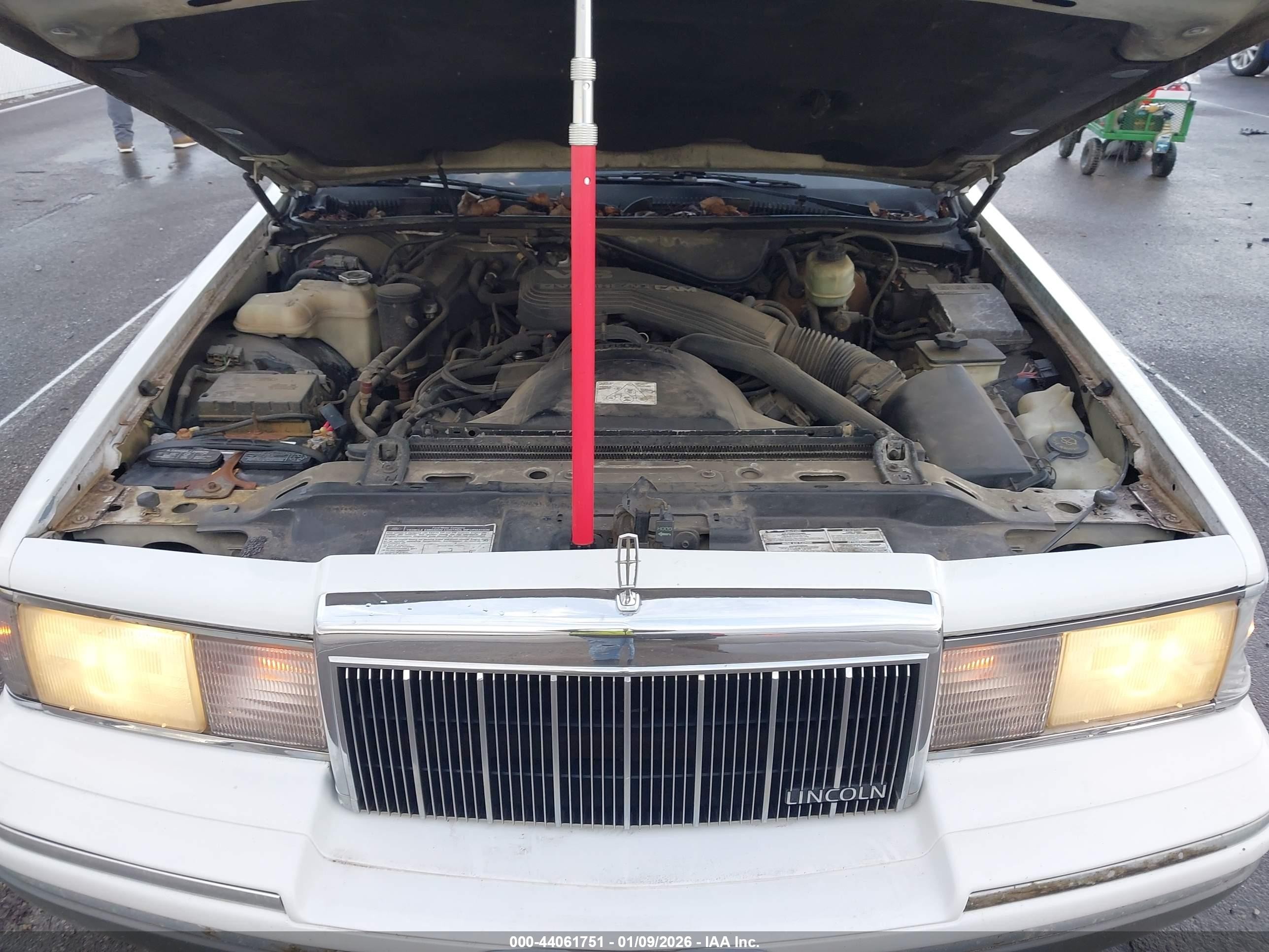 1992 Lincoln Town Car Signature White vin: 1LNLM82W4NY715725