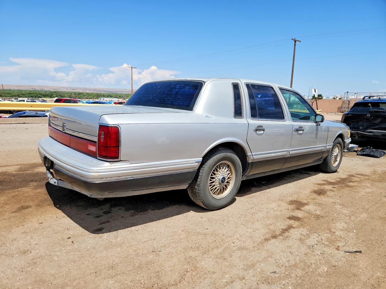 1994 Lincoln Town Car Signature Silver vin: 1LNLM82W4RY630745