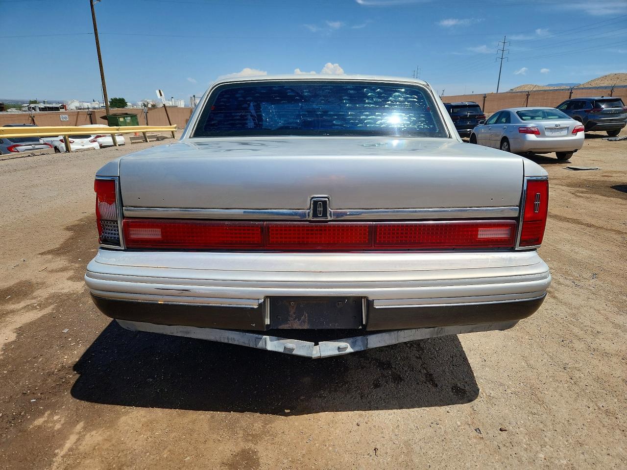 1994 Lincoln Town Car Signature Silver vin: 1LNLM82W4RY630745