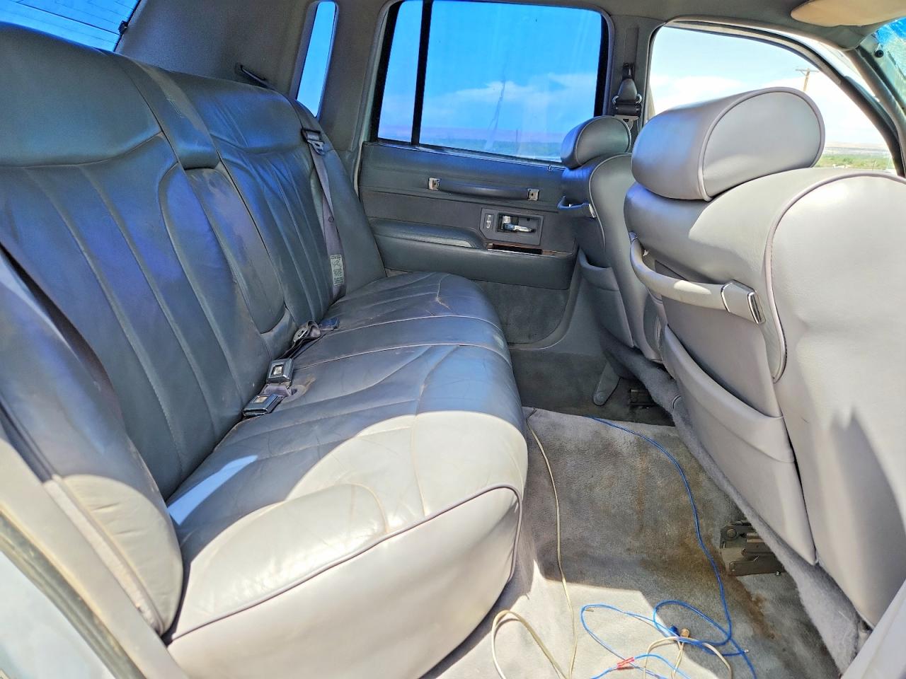 1994 Lincoln Town Car Signature Silver vin: 1LNLM82W4RY630745