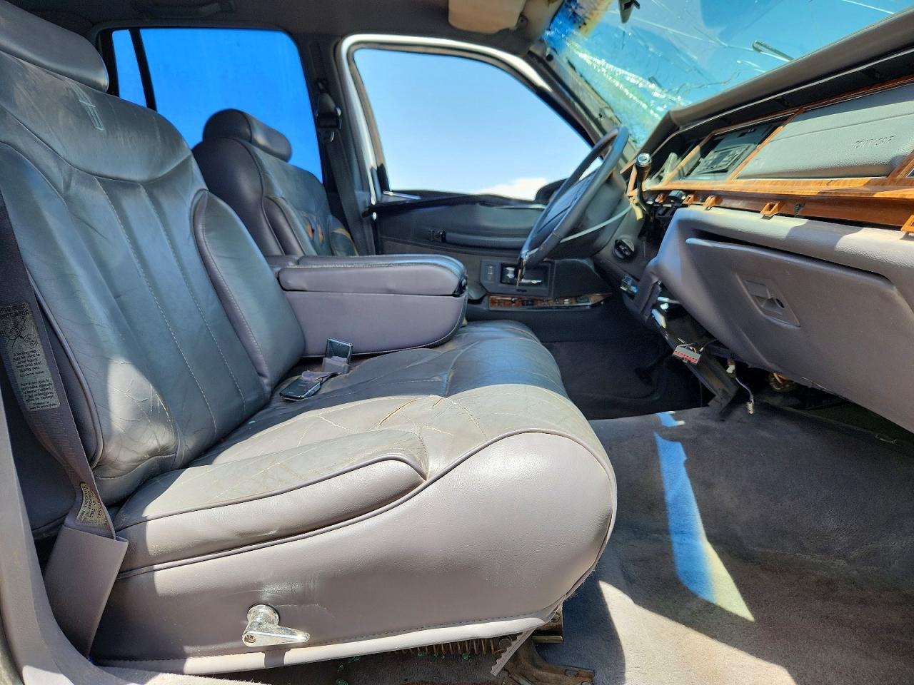 1994 Lincoln Town Car Signature Silver vin: 1LNLM82W4RY630745
