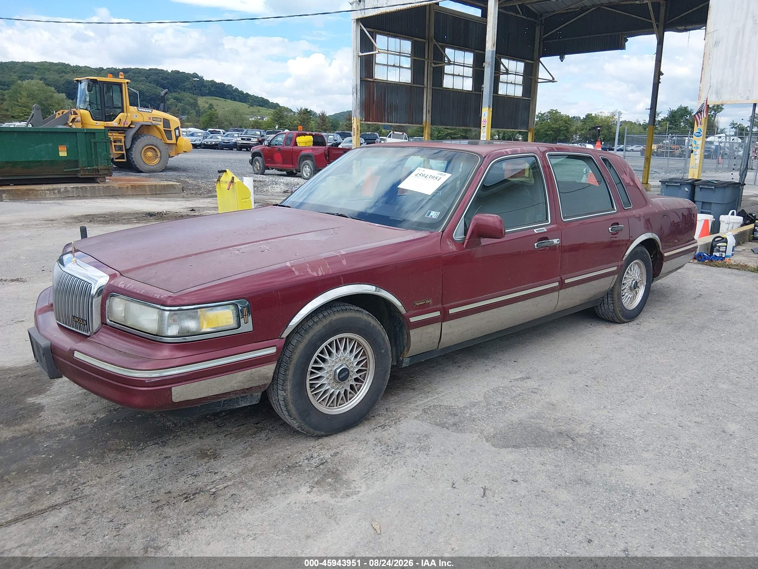 1997 Lincoln Town Car Signature Red vin: 1LNLM82W4VY708032