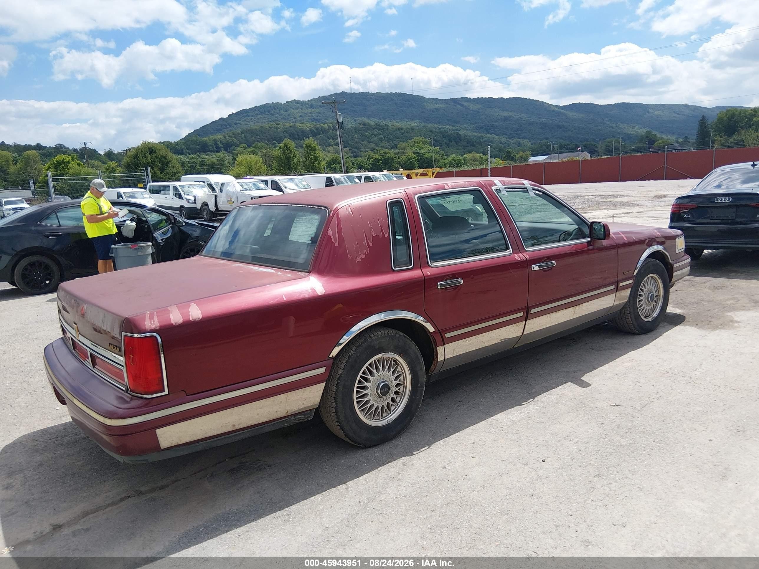 1997 Lincoln Town Car Signature Red vin: 1LNLM82W4VY708032