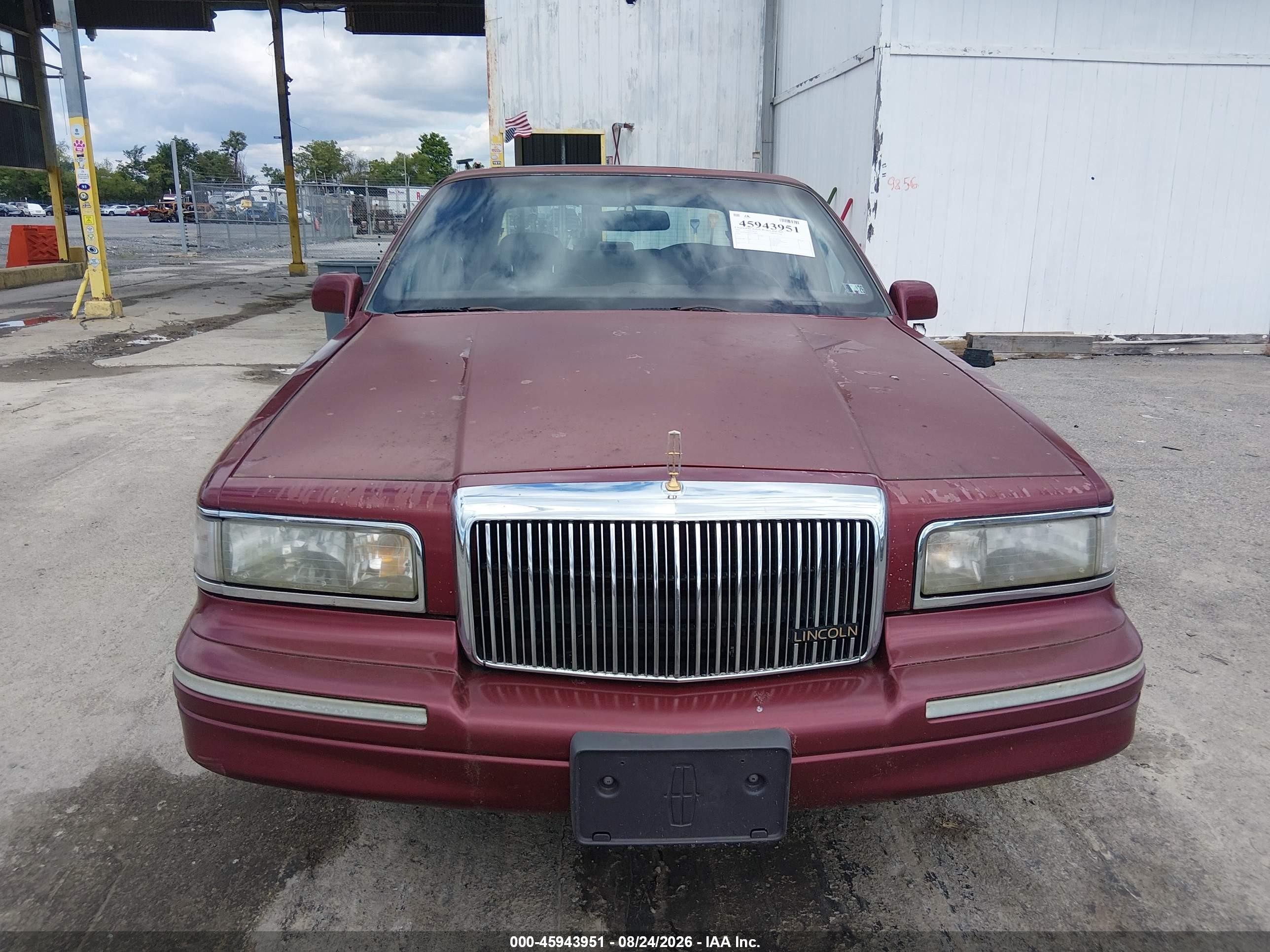 1997 Lincoln Town Car Signature Red vin: 1LNLM82W4VY708032