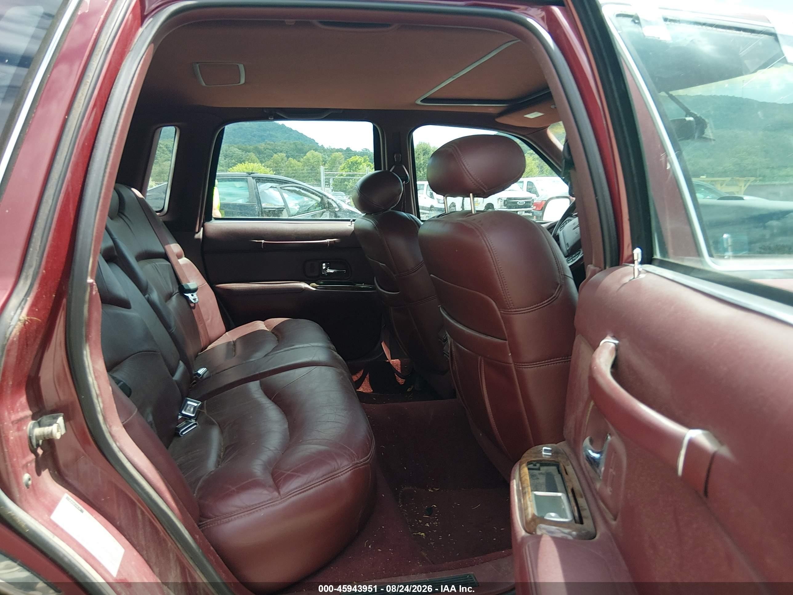 1997 Lincoln Town Car Signature Red vin: 1LNLM82W4VY708032