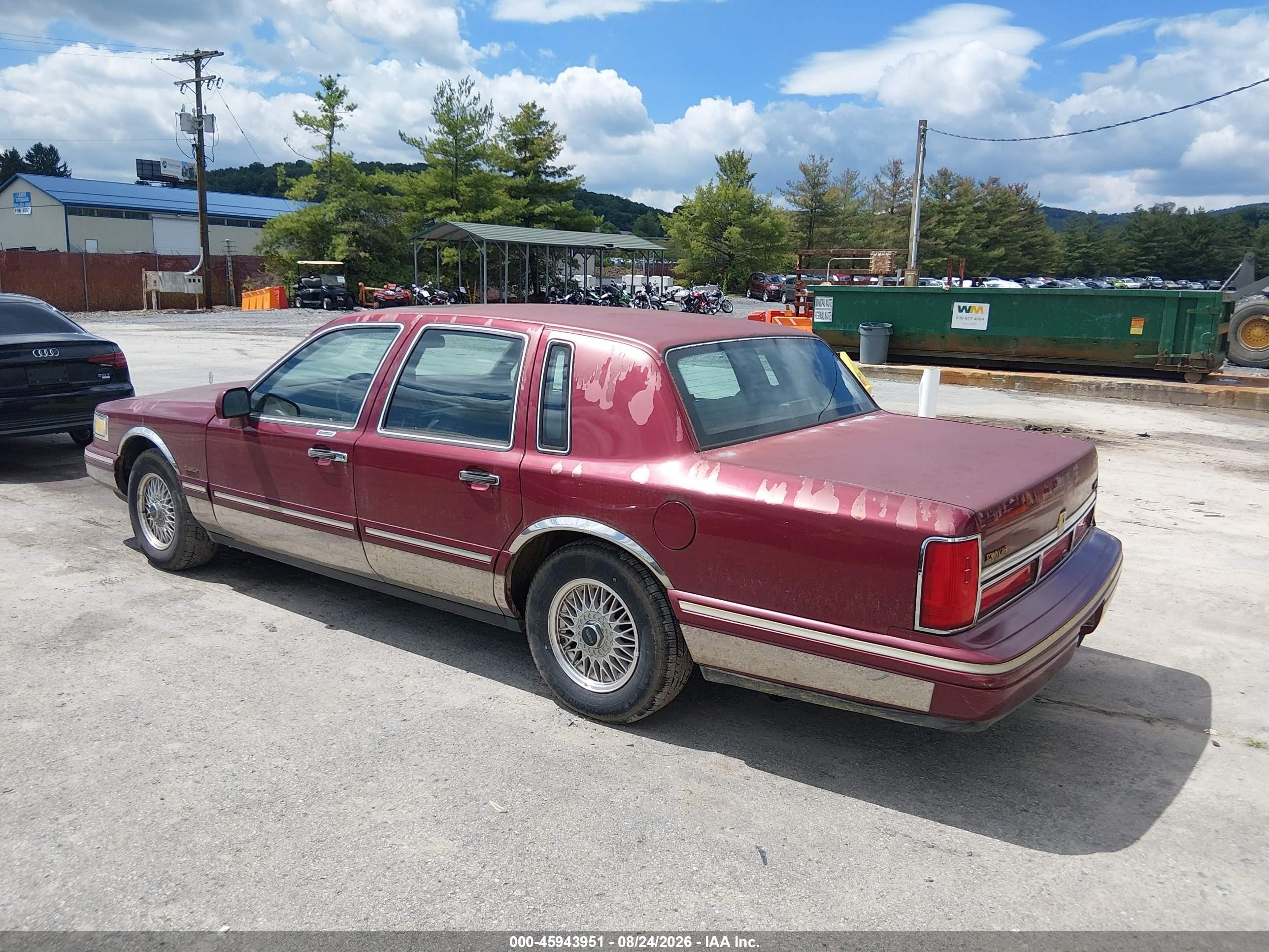 1997 Lincoln Town Car Signature Red vin: 1LNLM82W4VY708032