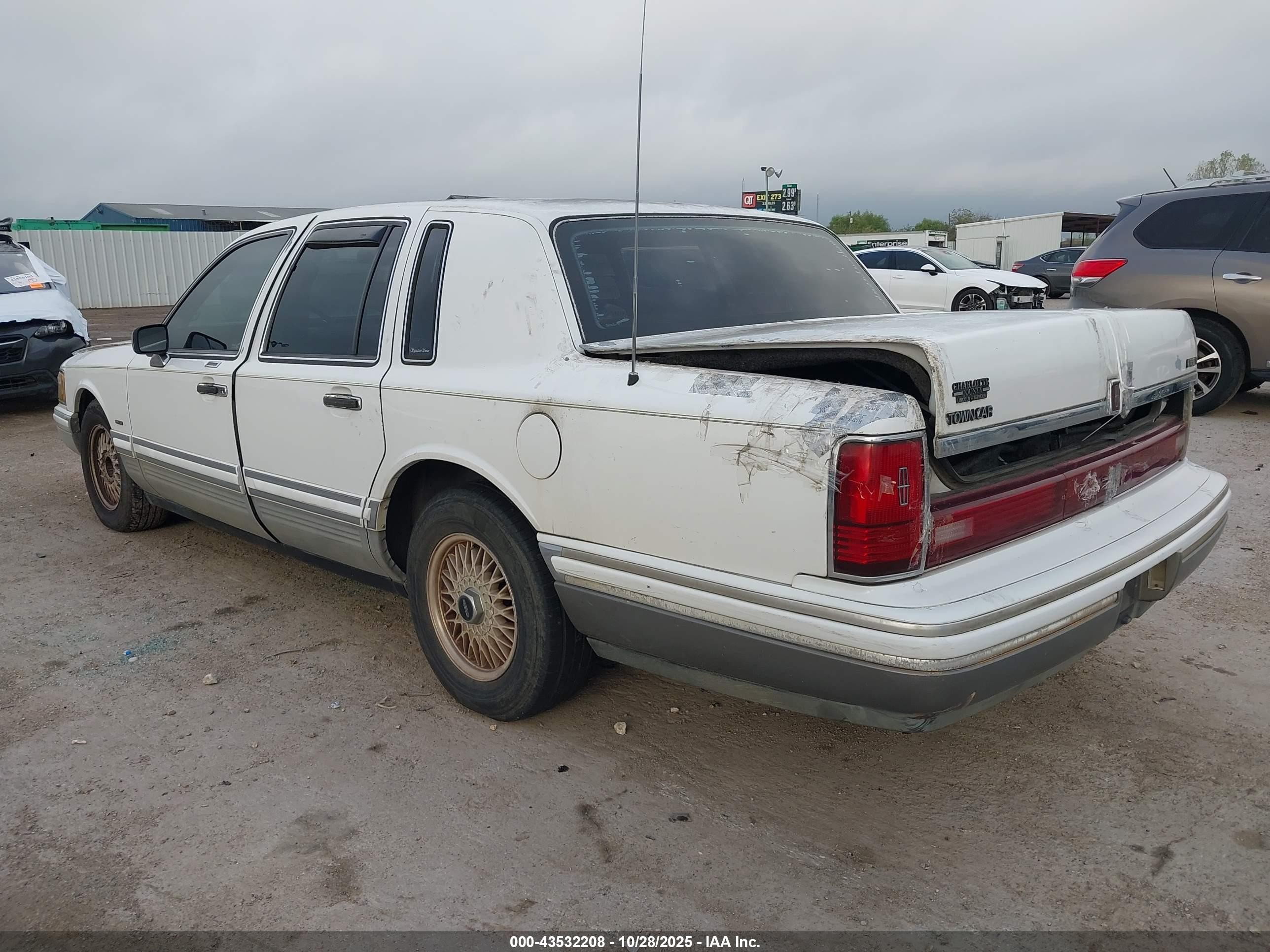 1992 Lincoln Town Car Signature White vin: 1LNLM82W5NY731898