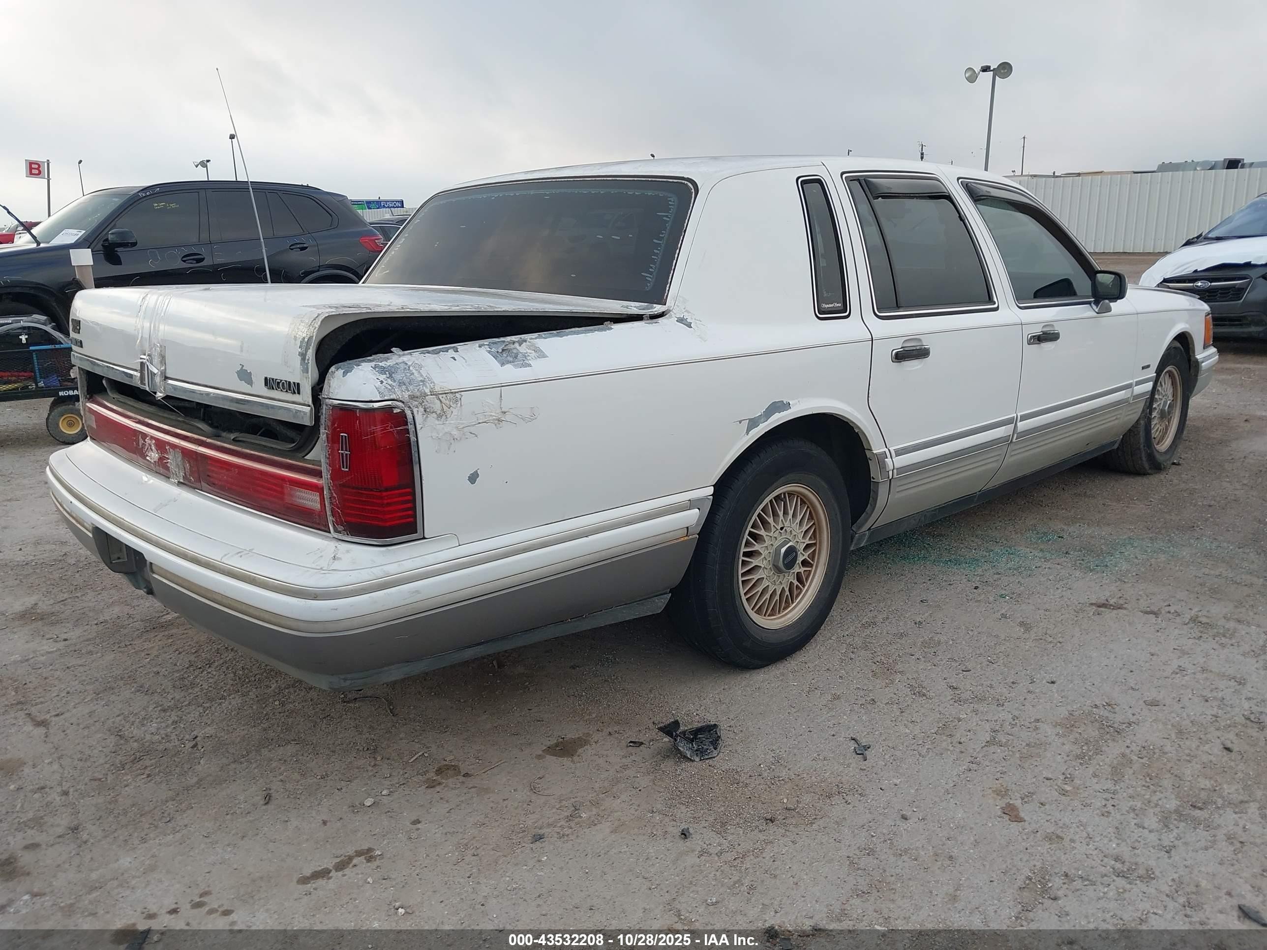 1992 Lincoln Town Car Signature White vin: 1LNLM82W5NY731898