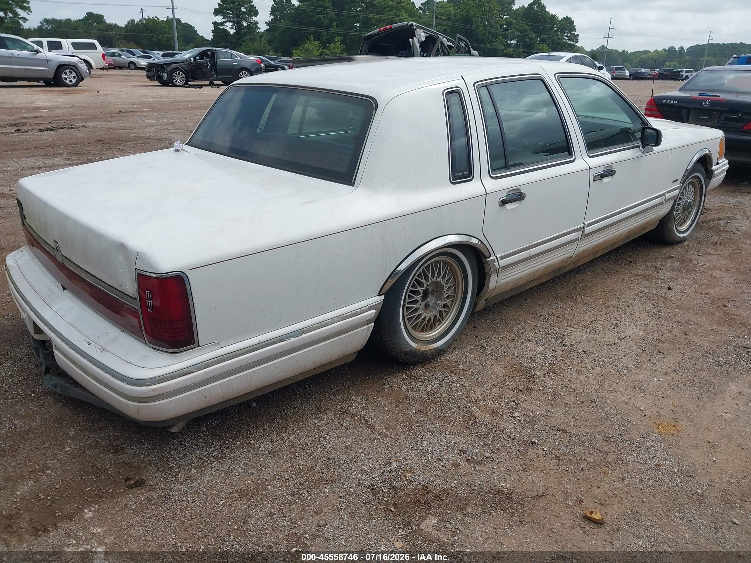 1994 Lincoln Town Car Signature/tournament White vin: 1LNLM82W5RY726366