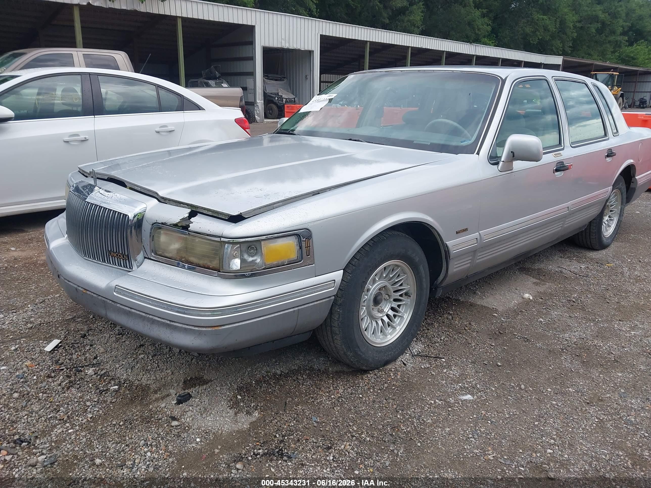 1995 Lincoln Town Car Signature/spinnaker Silver vin: 1LNLM82W5SY689096
