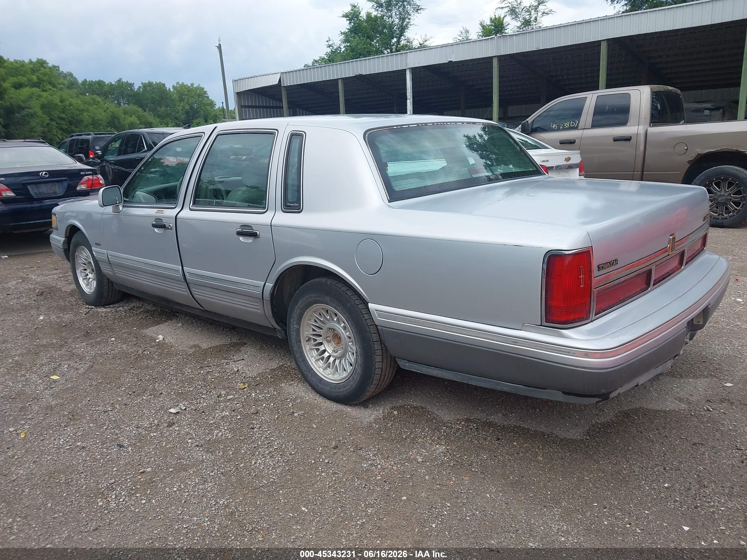 1995 Lincoln Town Car Signature/spinnaker Silver vin: 1LNLM82W5SY689096