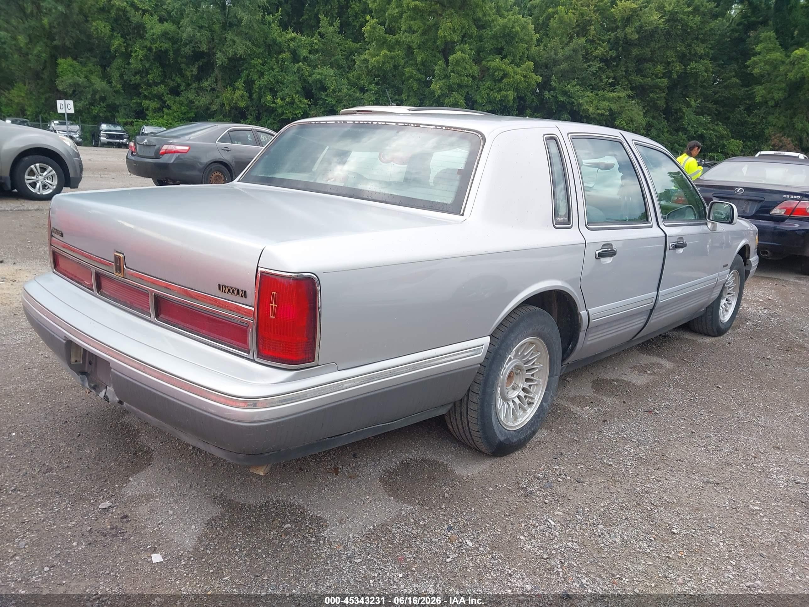 1995 Lincoln Town Car Signature/spinnaker Silver vin: 1LNLM82W5SY689096