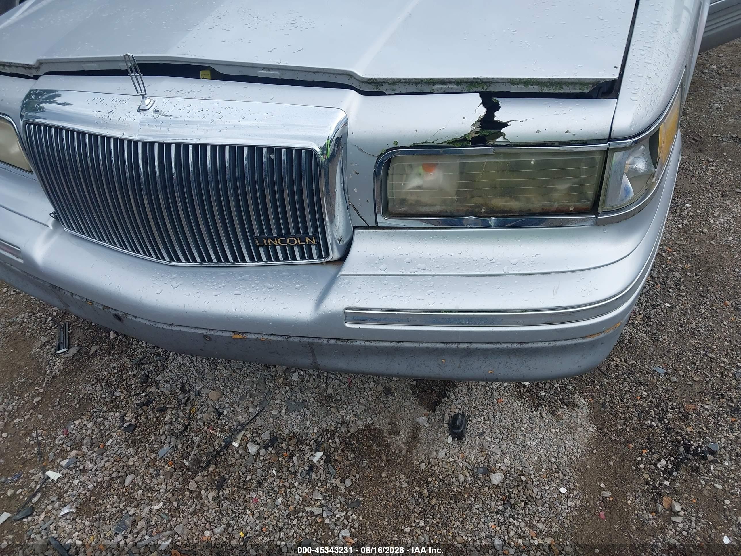 1995 Lincoln Town Car Signature/spinnaker Silver vin: 1LNLM82W5SY689096