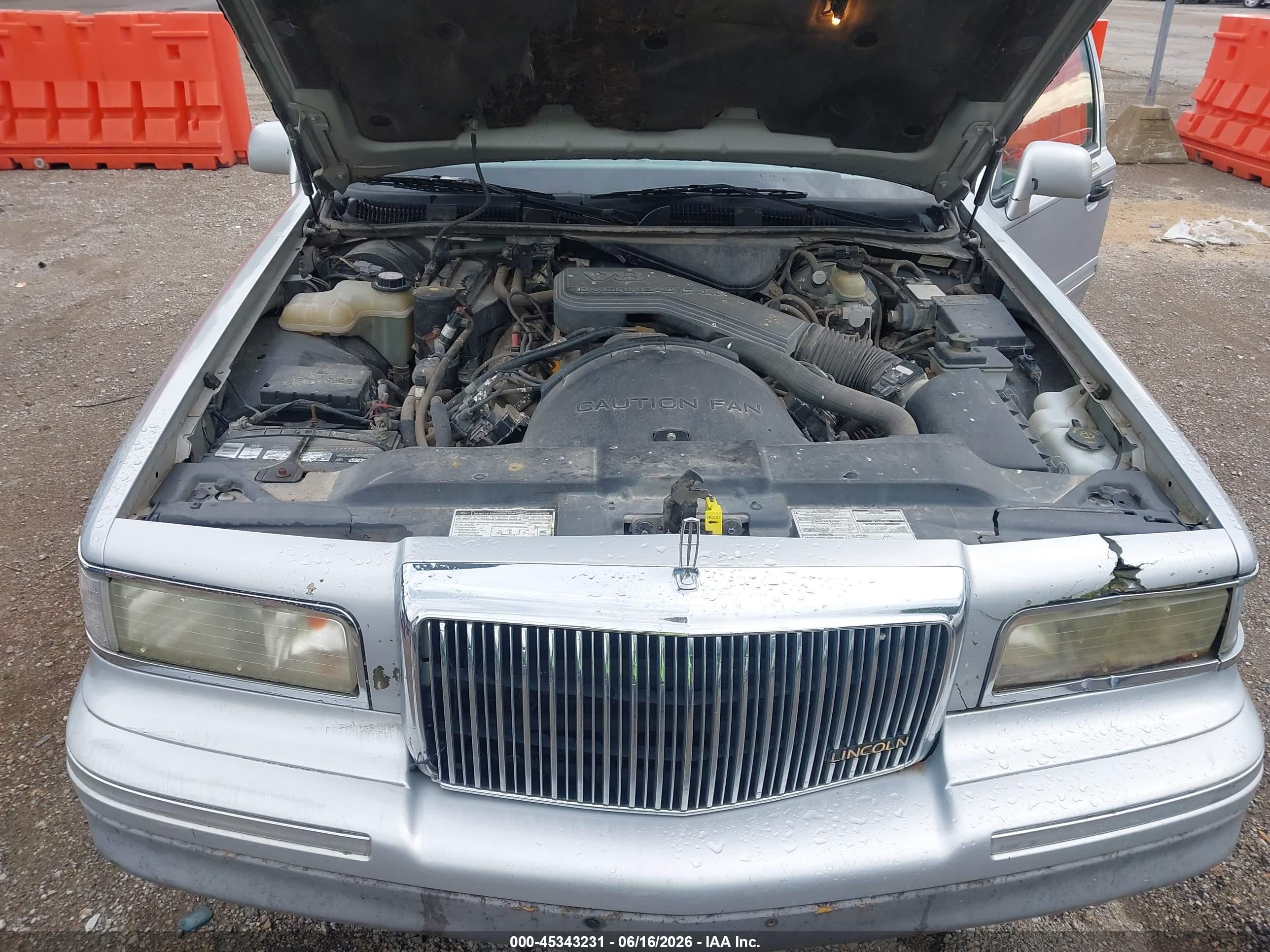 1995 Lincoln Town Car Signature/spinnaker Silver vin: 1LNLM82W5SY689096