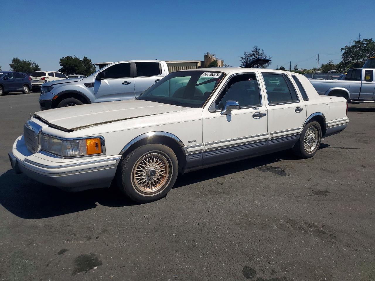 1994 Lincoln Town Car Signature White vin: 1LNLM82W6RY657526