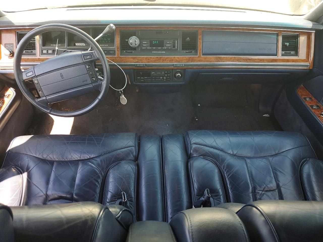 1994 Lincoln Town Car Signature White vin: 1LNLM82W6RY657526