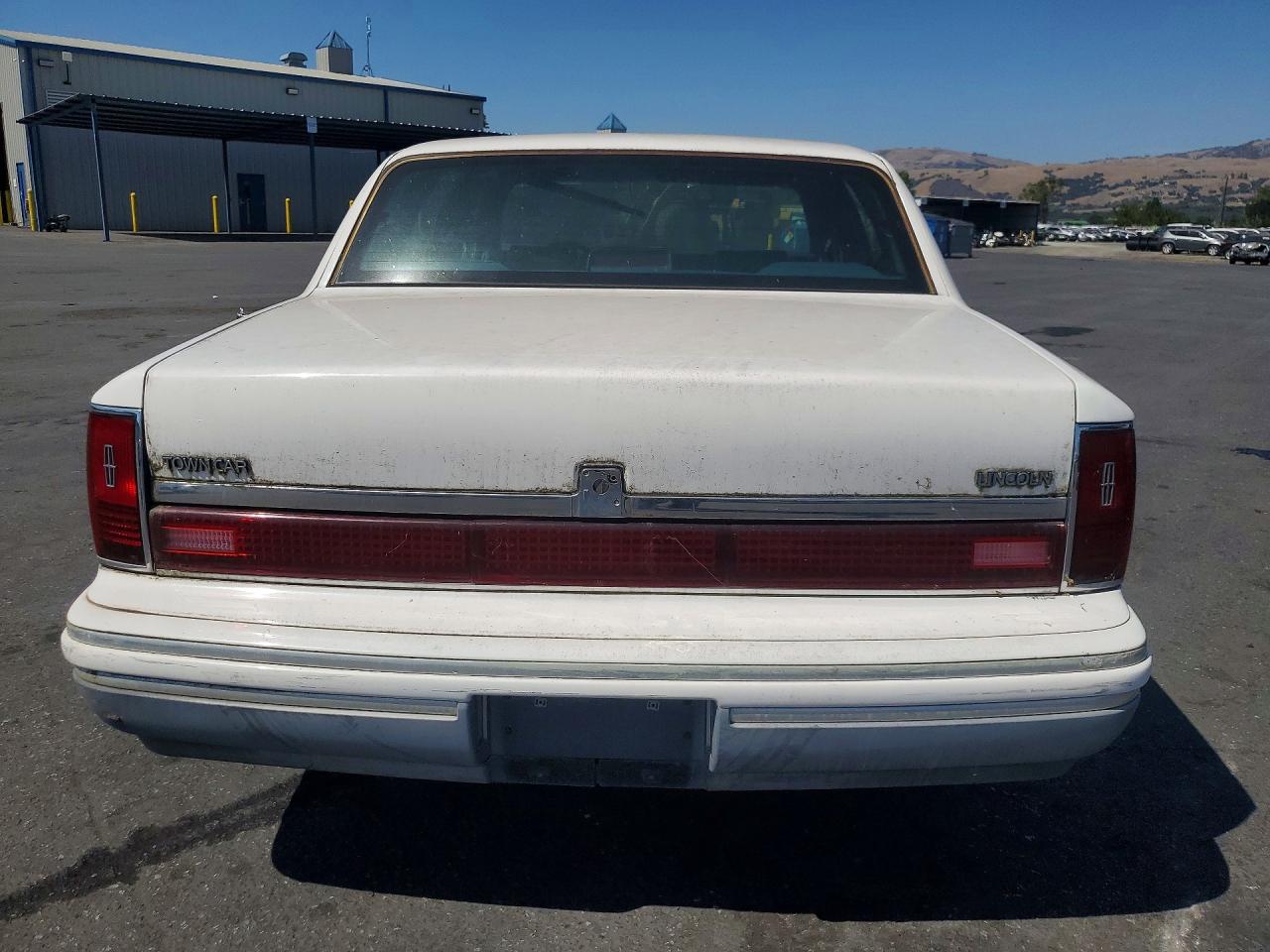 1994 Lincoln Town Car Signature White vin: 1LNLM82W6RY657526