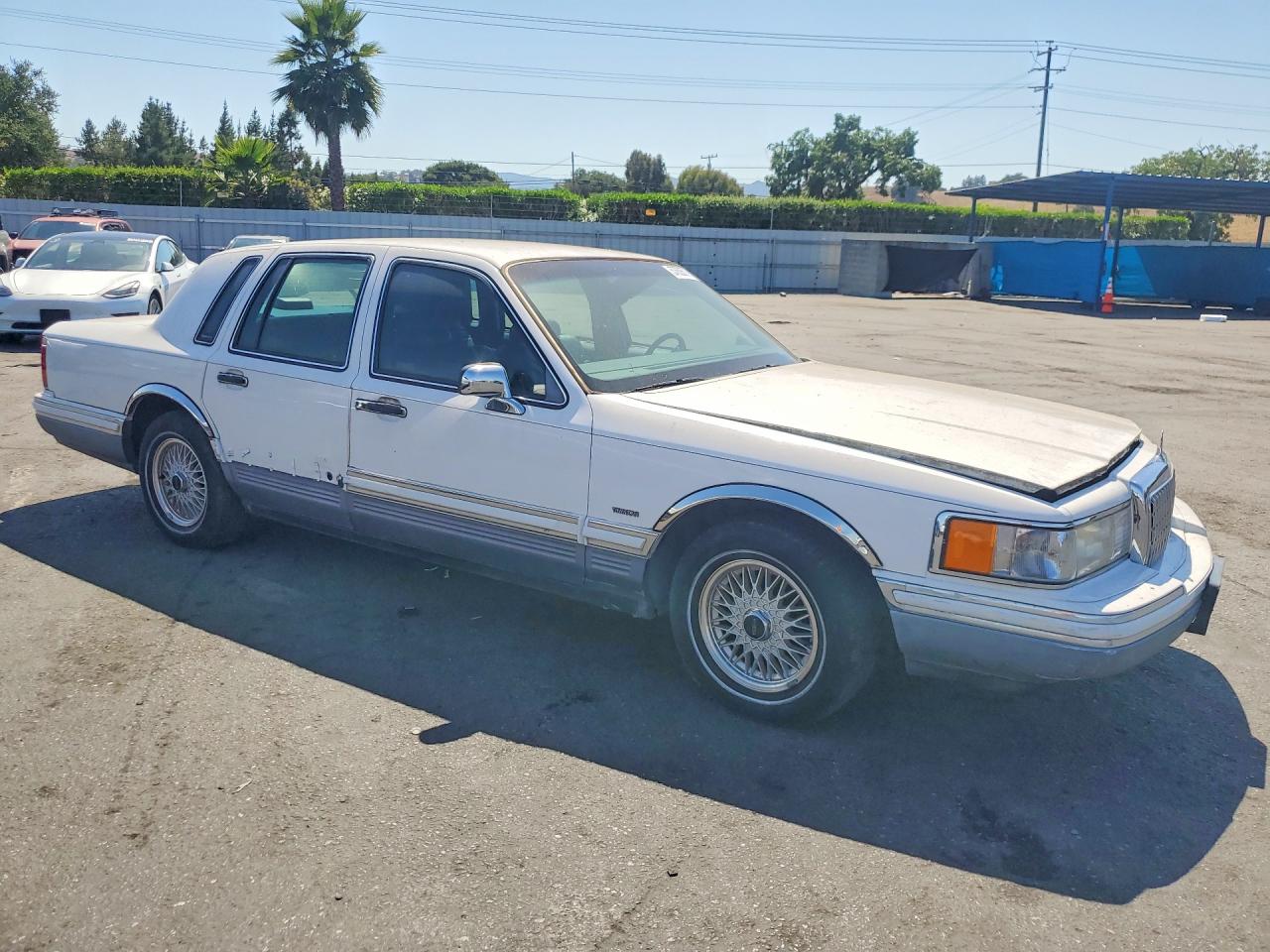 1994 Lincoln Town Car Signature White vin: 1LNLM82W6RY657526