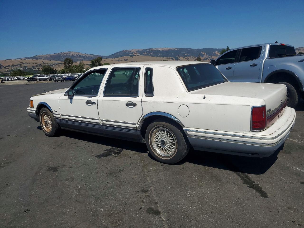 1994 Lincoln Town Car Signature White vin: 1LNLM82W6RY657526