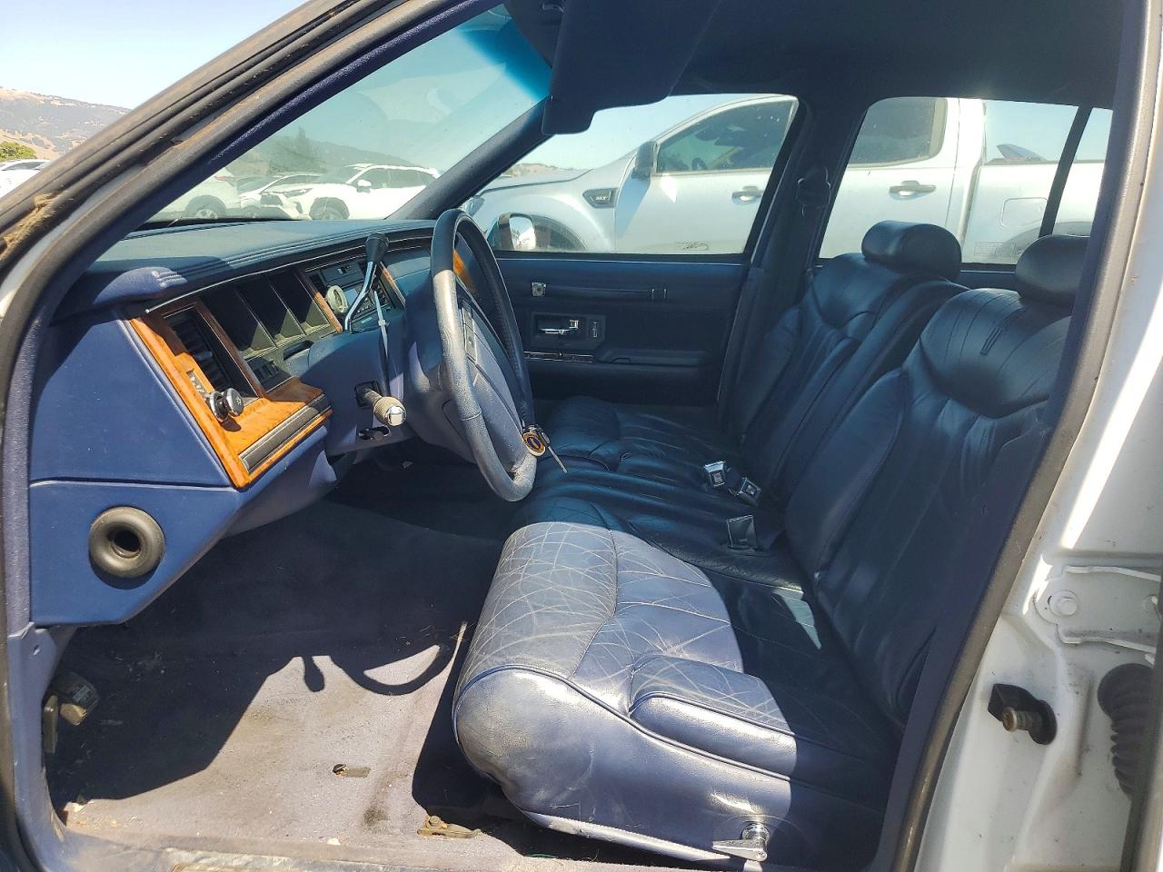1994 Lincoln Town Car Signature White vin: 1LNLM82W6RY657526