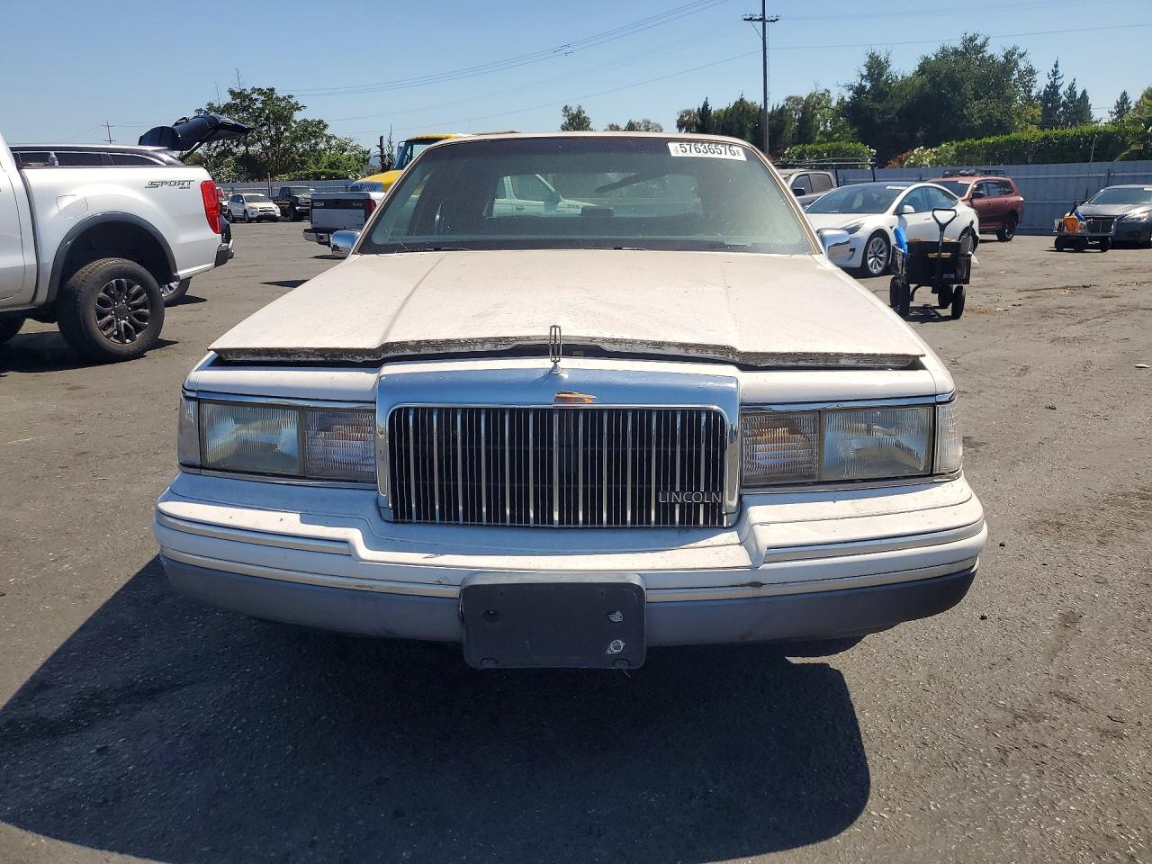 1994 Lincoln Town Car Signature White vin: 1LNLM82W6RY657526