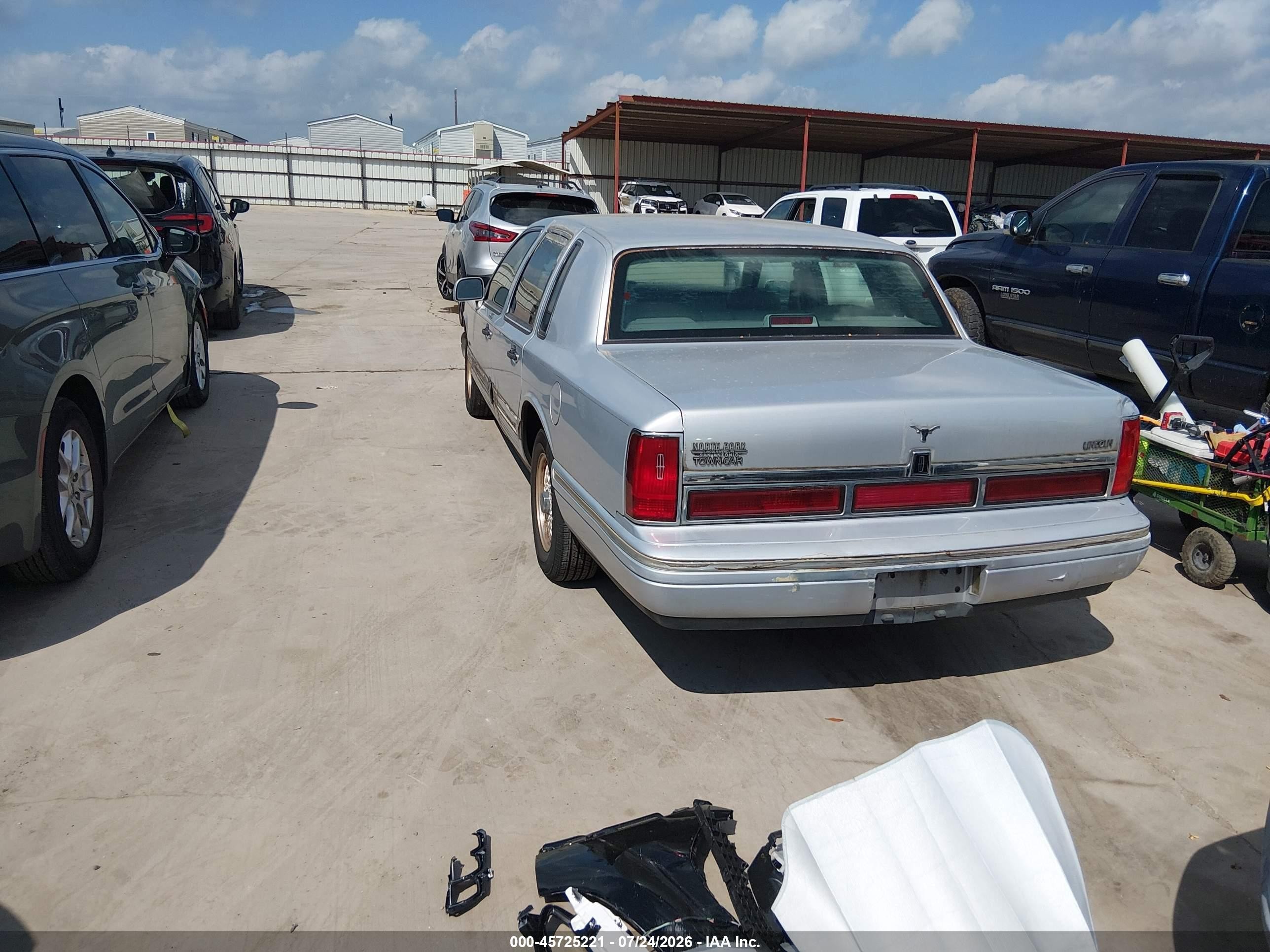 1995 Lincoln Town Car Signature/spinnaker Серебряный vin: 1LNLM82W6SY761696