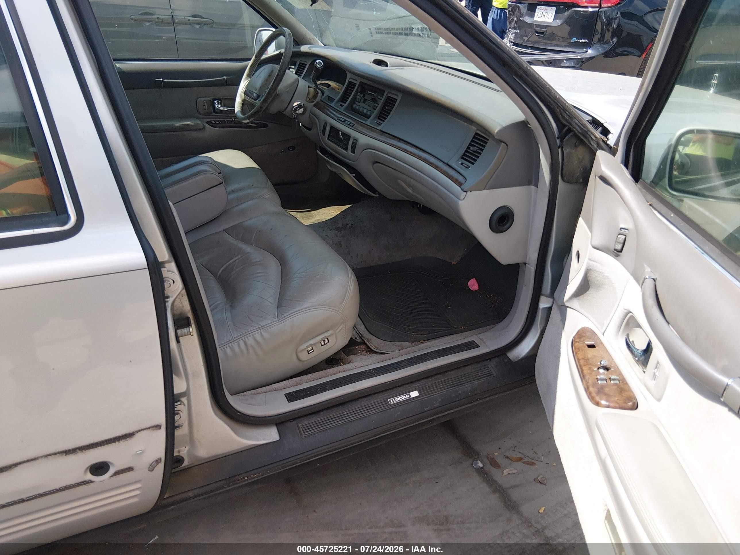 1995 Lincoln Town Car Signature/spinnaker Серебряный vin: 1LNLM82W6SY761696