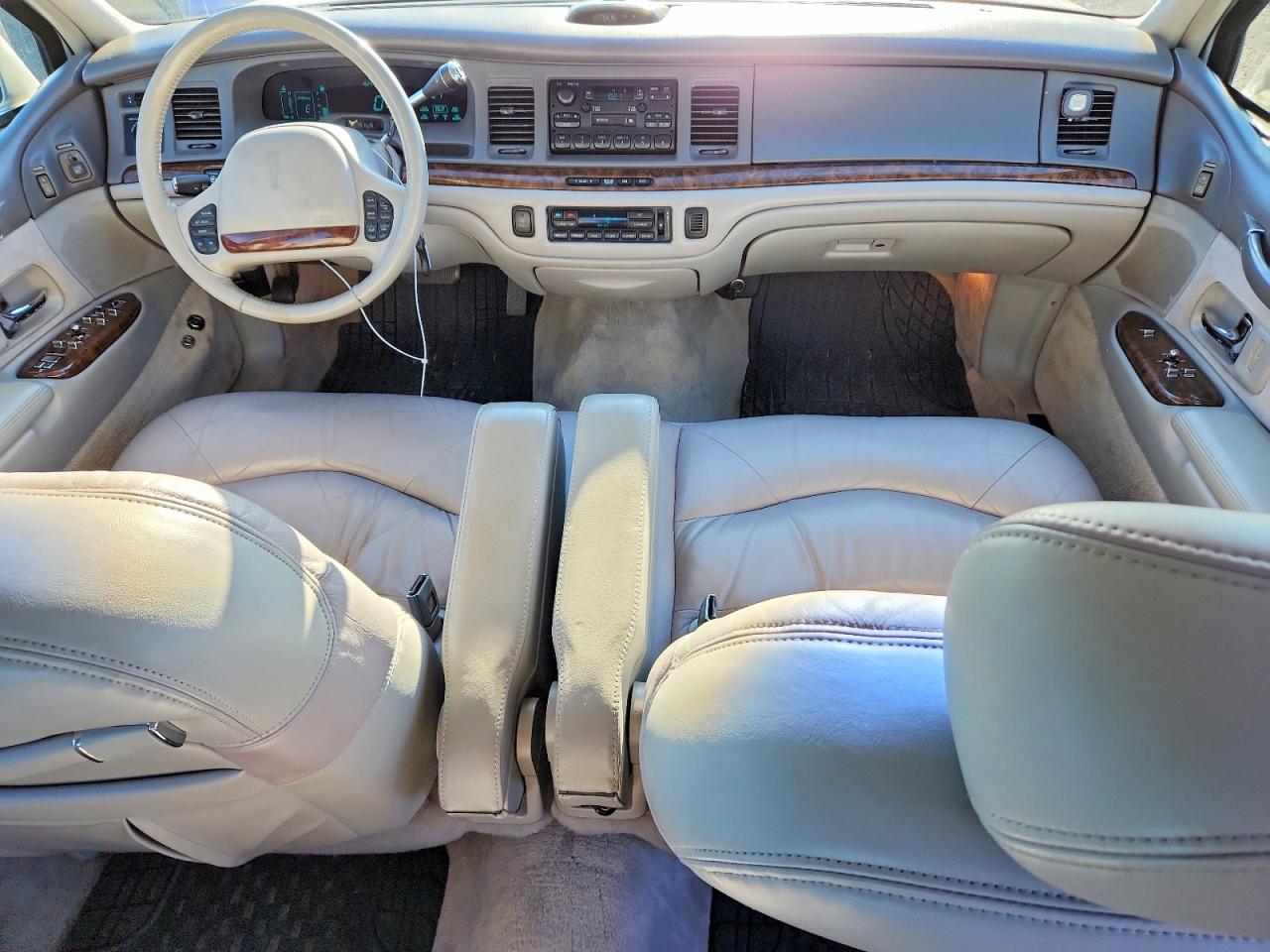 1996 Lincoln Town Car Signature Серебряный vin: 1LNLM82W6TY721605