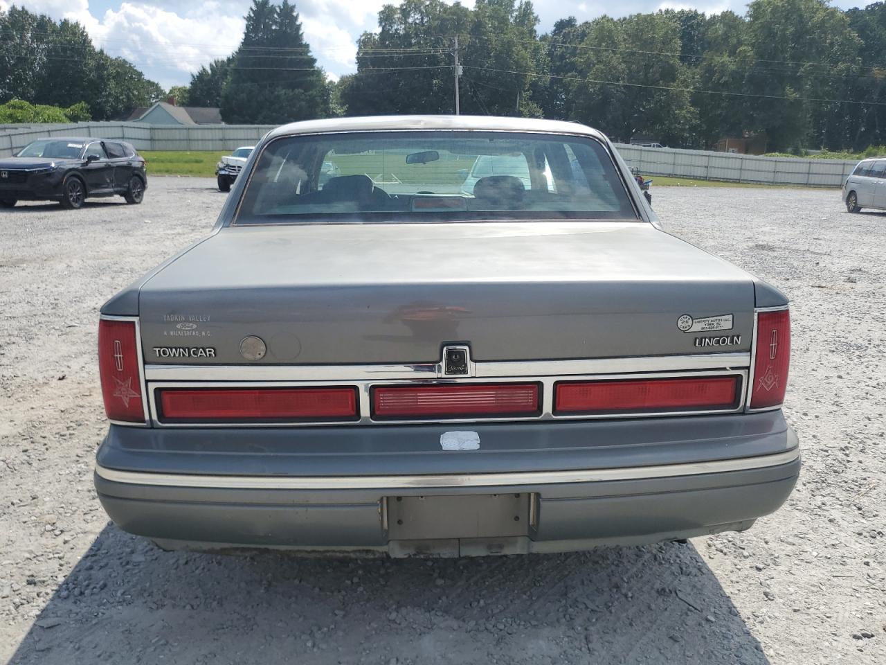 1997 Lincoln Town Car Signature Gray vin: 1LNLM82W6VY643586