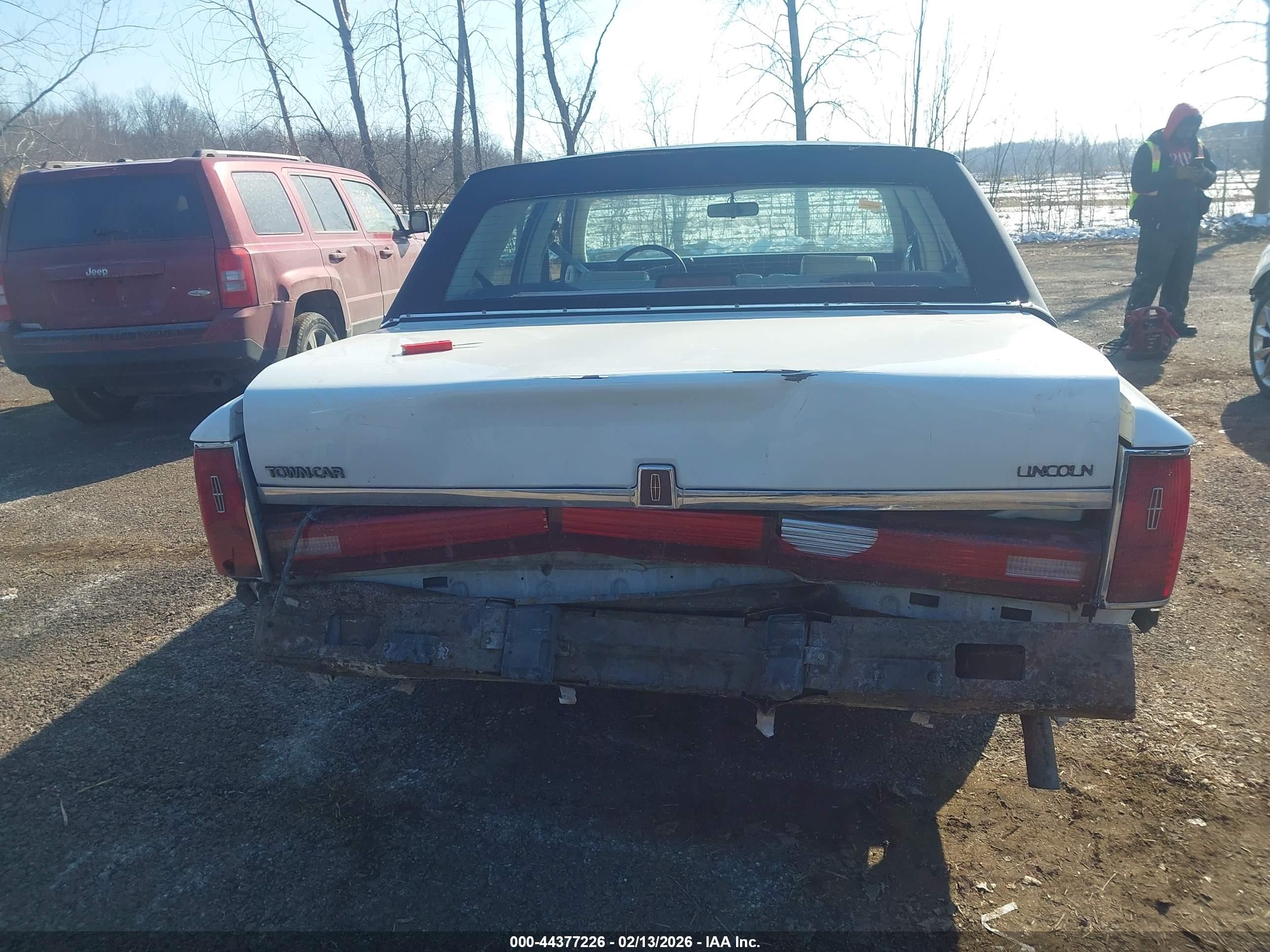 1992 Lincoln Town Car Signature Белый vin: 1LNLM82W7NY675379