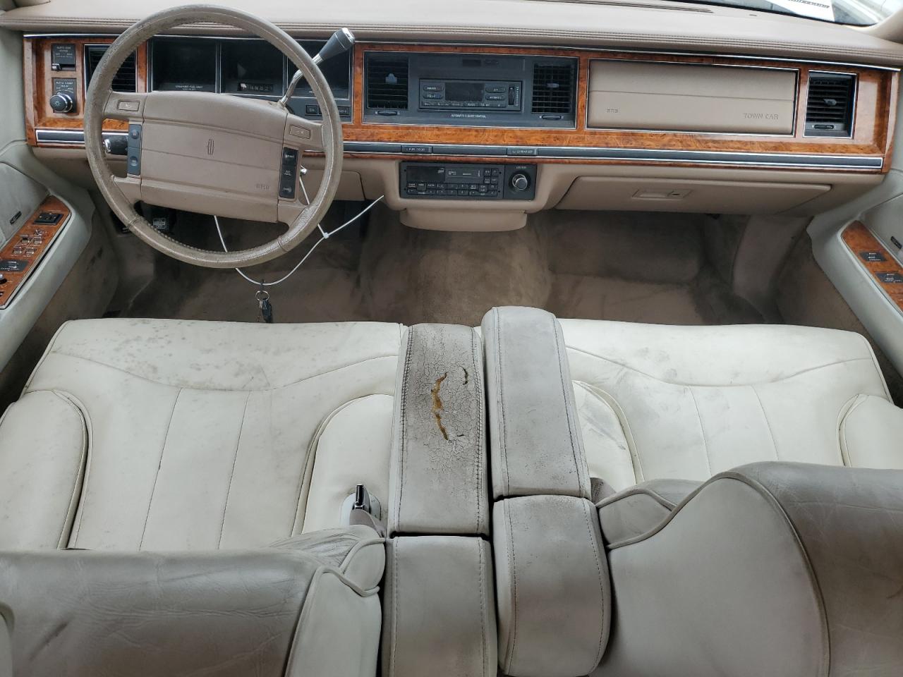 1993 Lincoln Town Car Signature White vin: 1LNLM82W7PY742162