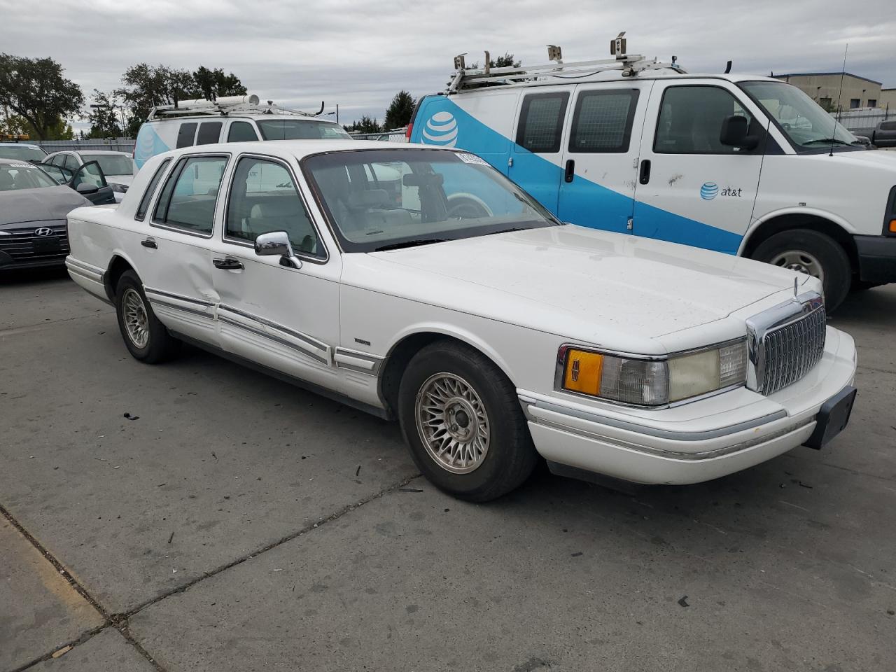 1993 Lincoln Town Car Signature White vin: 1LNLM82W7PY742162