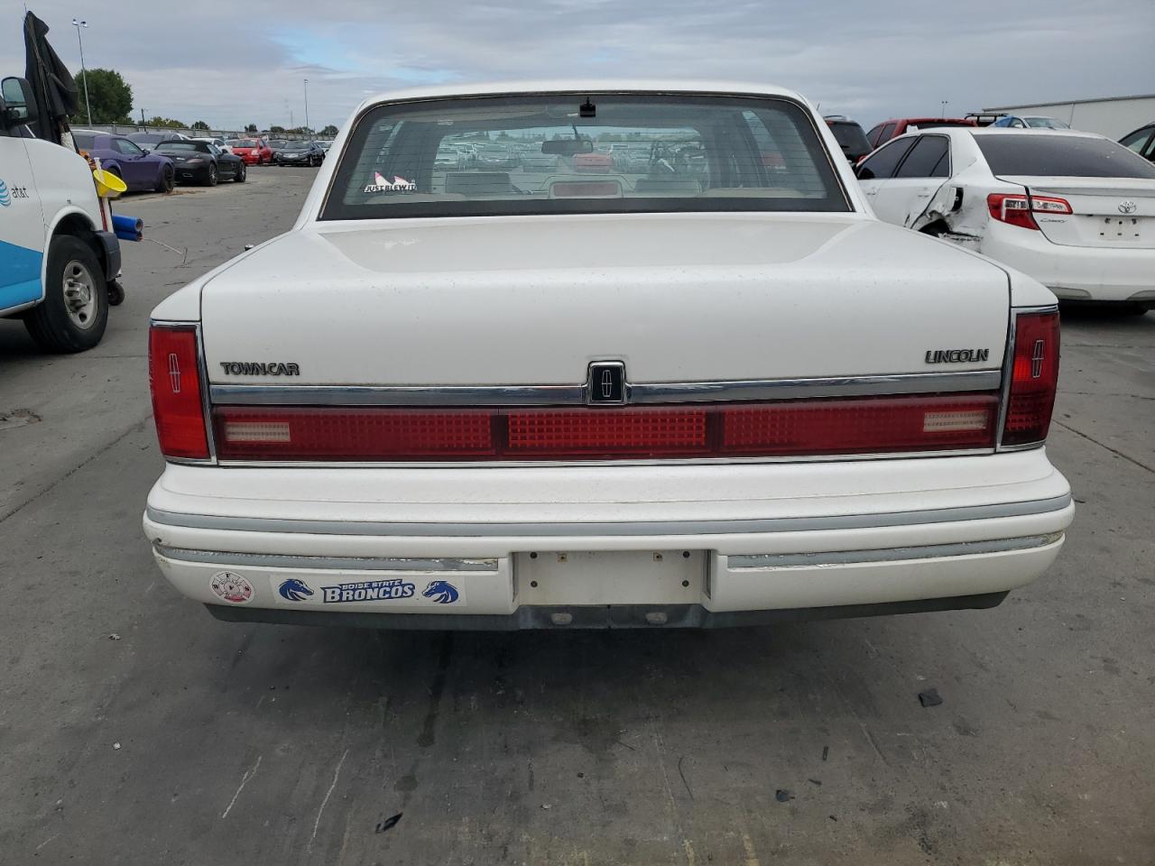 1993 Lincoln Town Car Signature White vin: 1LNLM82W7PY742162