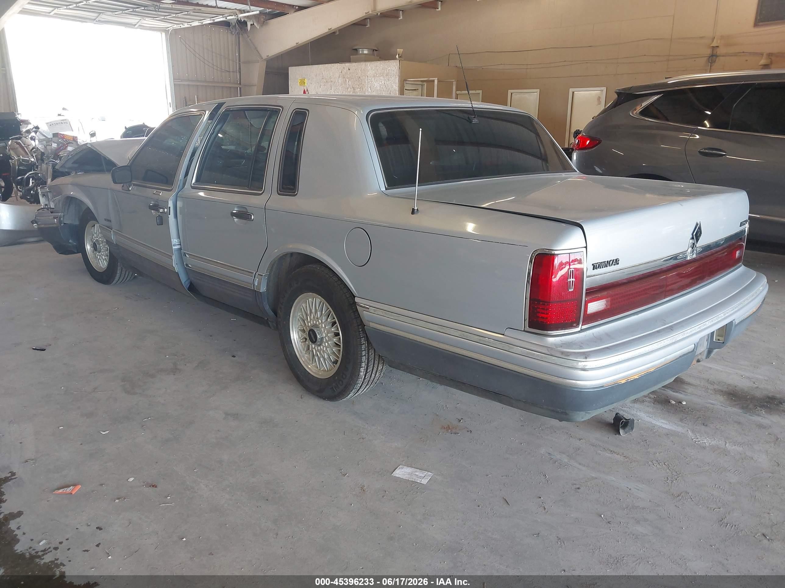 1994 Lincoln Town Car Signature/tournament Silver vin: 1LNLM82W7RY766464